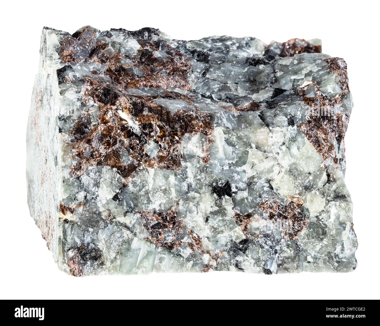 campione di ritaglio naturale di khibinite grezza su sfondo bianco Foto Stock