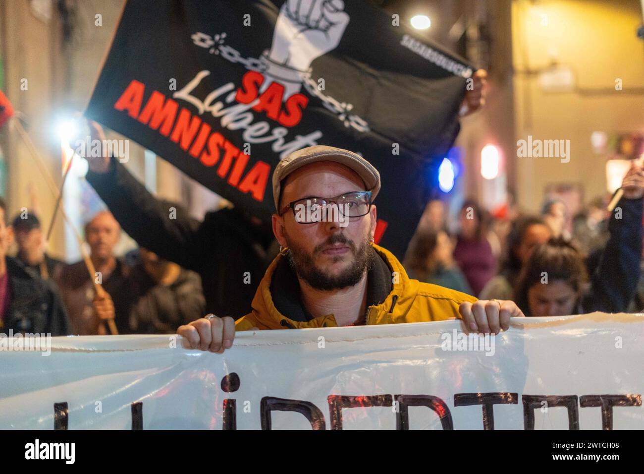 Protesta per le strade del quartiere Gracia a Barcellona a sostegno dell'imputato Adria SAS, nella settimana in cui era nota la sentenza della Corte Suprema, confermando i tre anni e mezzo di reclusione per le proteste del primo anniversario del 1° ottobre, dove è accusato di aver aggredito un agente di polizia." Protesta por las calles del barrio de Gracia en Barcelona en apoyo al acusado Adria SAS, en la semana en que se conoció la sentencia del Tribunal Supremo, que ratifica la condena a tres años y medio de prisión por las protestas en el primer aniversario del 1 de octubre, sì Foto Stock