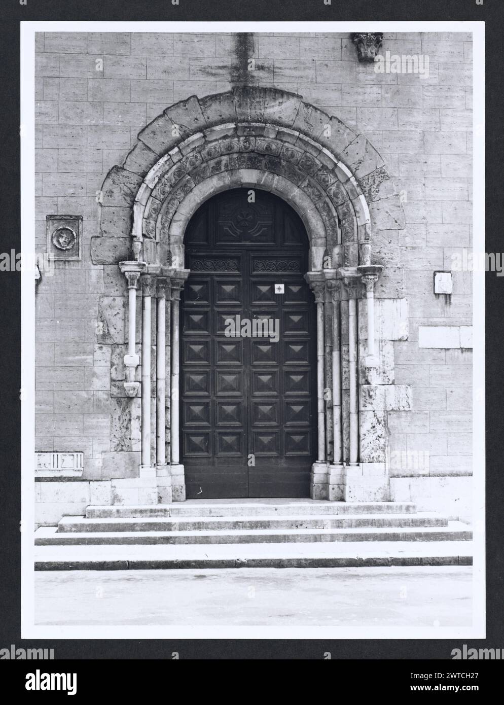 Lazio Frosinone Sora S. Restituta1. Hutzel, Max 1960-1990 Medieval: Scultura architettonica. La decorazione che circonda i tre portali principali e alcuni altri frammenti di scultura architettonica rimangono dalla chiesa romanica. Post-medievale: Architettura. La chiesa fu ricostruita in stile romanico dopo un terremoto del 1915. Note sull'oggetto: 1 Stampa senza negativo. Il fotografo e studioso tedesco Max Hutzel (1911-1988) fotografò in Italia dai primi anni '1960 fino alla sua morte. Il risultato di questo progetto, citato da Hutzel come foto Arte minore, è un'accurata documentazione dell'arte Foto Stock