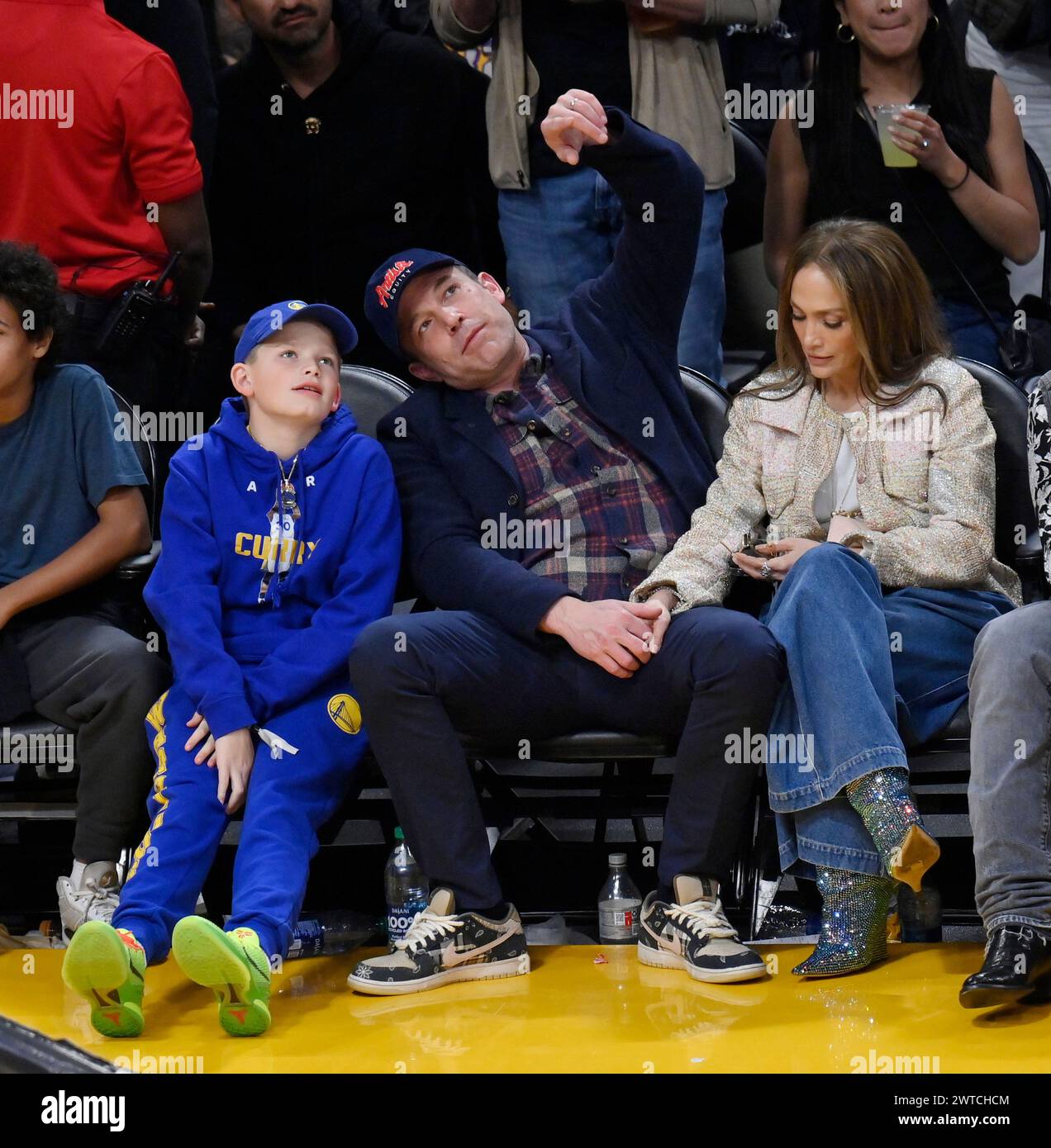 Los Angeles, Stati Uniti. 16 marzo 2024. Jennifer Lopez, Ben Affleck e suo figlio Samuel Garner Affleck giocano in campo durante la partita NBA dei Los Angeles Lakers/Golden State Warriors al Crypto.com Arena di Los Angeles sabato 16 marzo 2024. Foto di Jim Ruymen/UPI credito: UPI/Alamy Live News Foto Stock