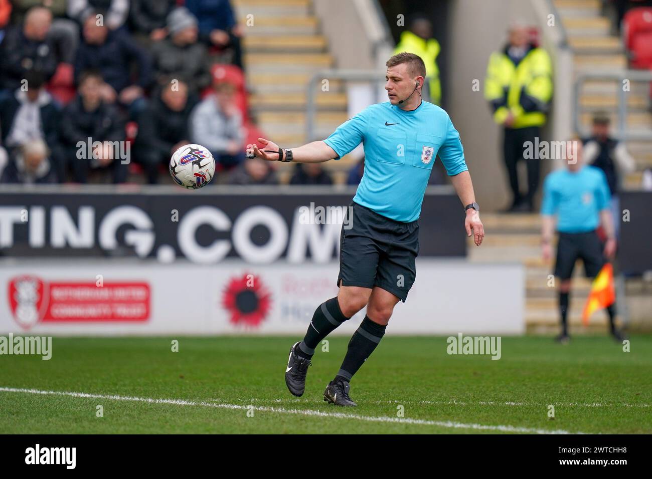 Rotherham, Regno Unito. 16 marzo 2024. L'arbitro Josh Smith durante la partita per il titolo EFL tra Rotherham United FC e Huddersfield Town AFC all'Aesseal New York Stadium, Rotherham, Inghilterra, Regno Unito il 16 marzo 2024 Credit: Every Second Media/Alamy Live News Foto Stock