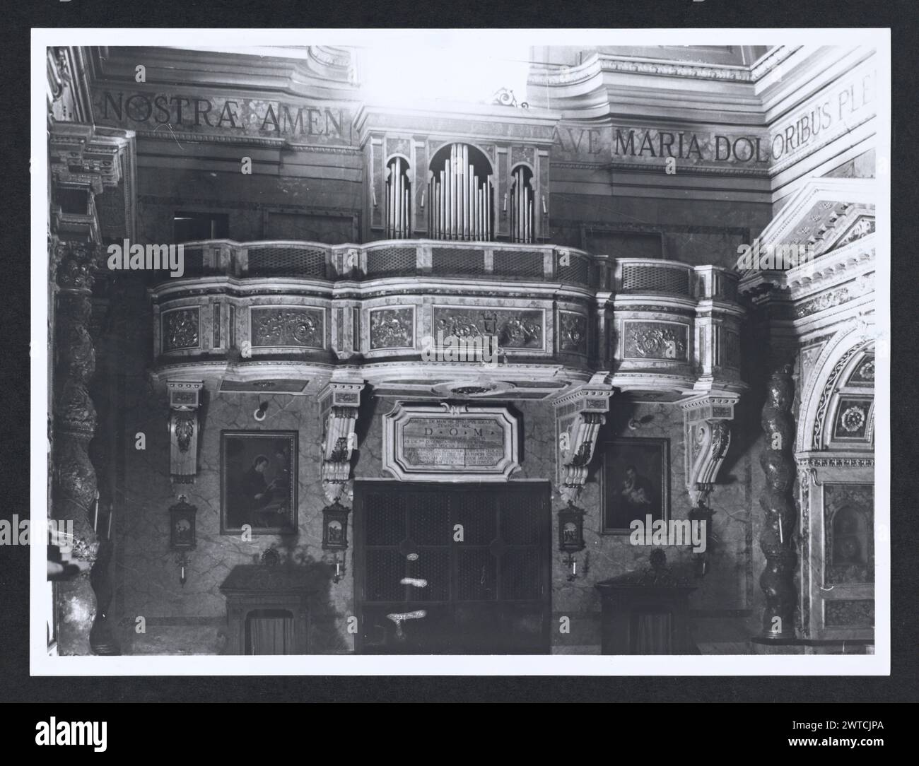 Lazio Frosinone Sora S. Maria Addolorata0. Hutzel, Max 1960-1990 Post-medievale: Scultura architettonica, pittura, scultura. Struttura neoclassica. Il fotografo e studioso tedesco Max Hutzel (1911-1988) fotografò in Italia dai primi anni '1960 fino alla sua morte. Il risultato di questo progetto, citato da Hutzel come foto Arte minore, è un'accurata documentazione dello sviluppo storico dell'arte in Italia fino al XVIII secolo, che comprende oggetti degli Etruschi e dei Romani, nonché monumenti altomedievali, romanici, gotici, rinascimentali e barocchi. Le immagini sono organizzate in base alla r. Geografica Foto Stock
