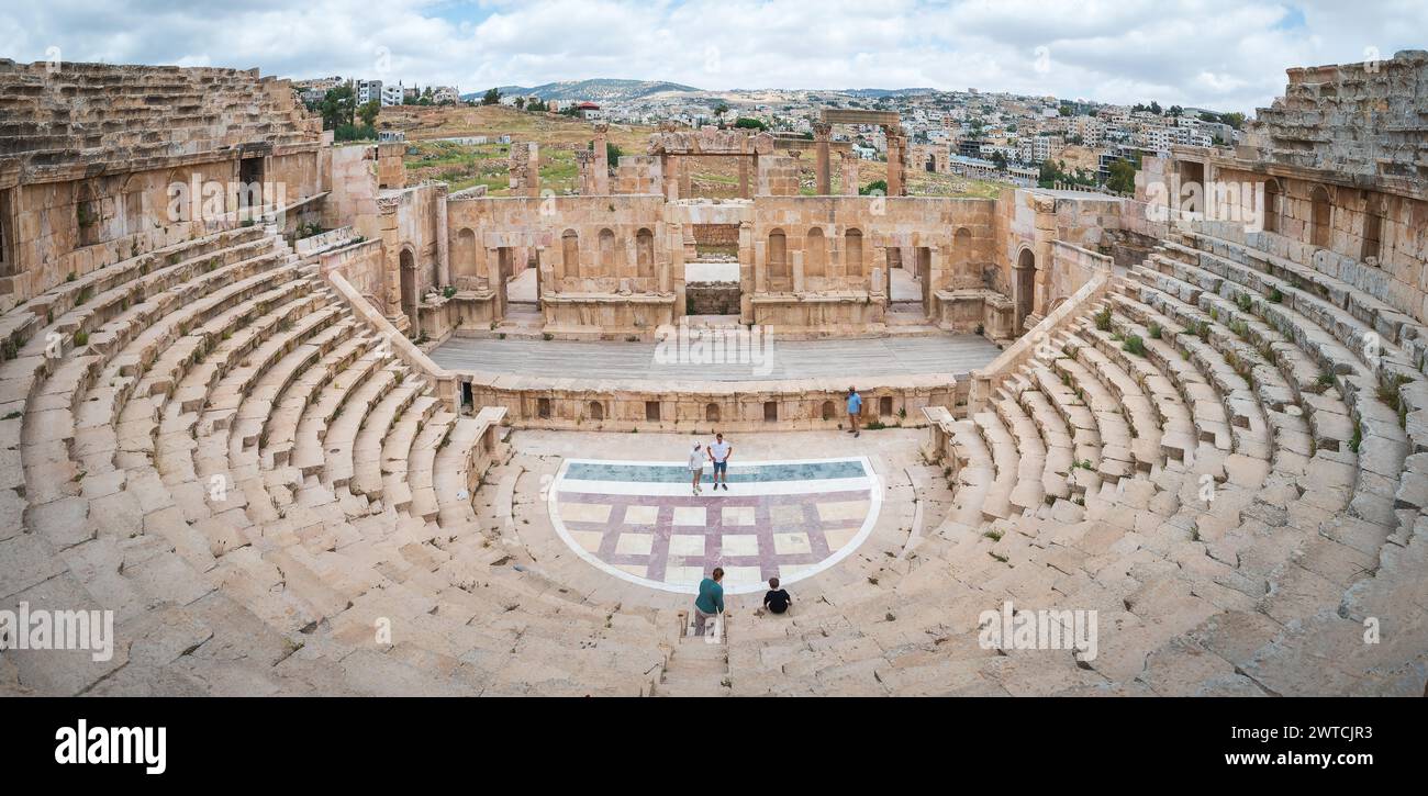 Jerash, Giordania - 5 maggio 2022: Una vista panoramica del maestoso anfiteatro romano di Jerash, Giordania, con i visitatori che esplorano le rovine storiche. Foto Stock