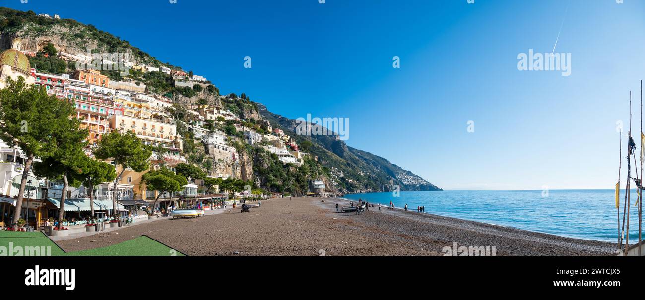 Positano, Italia - 19 dicembre 2022: Immagine panoramica della panoramica cittadina costiera di Positano con edifici colorati che salgono sulla collina sotto un blu chiaro Foto Stock