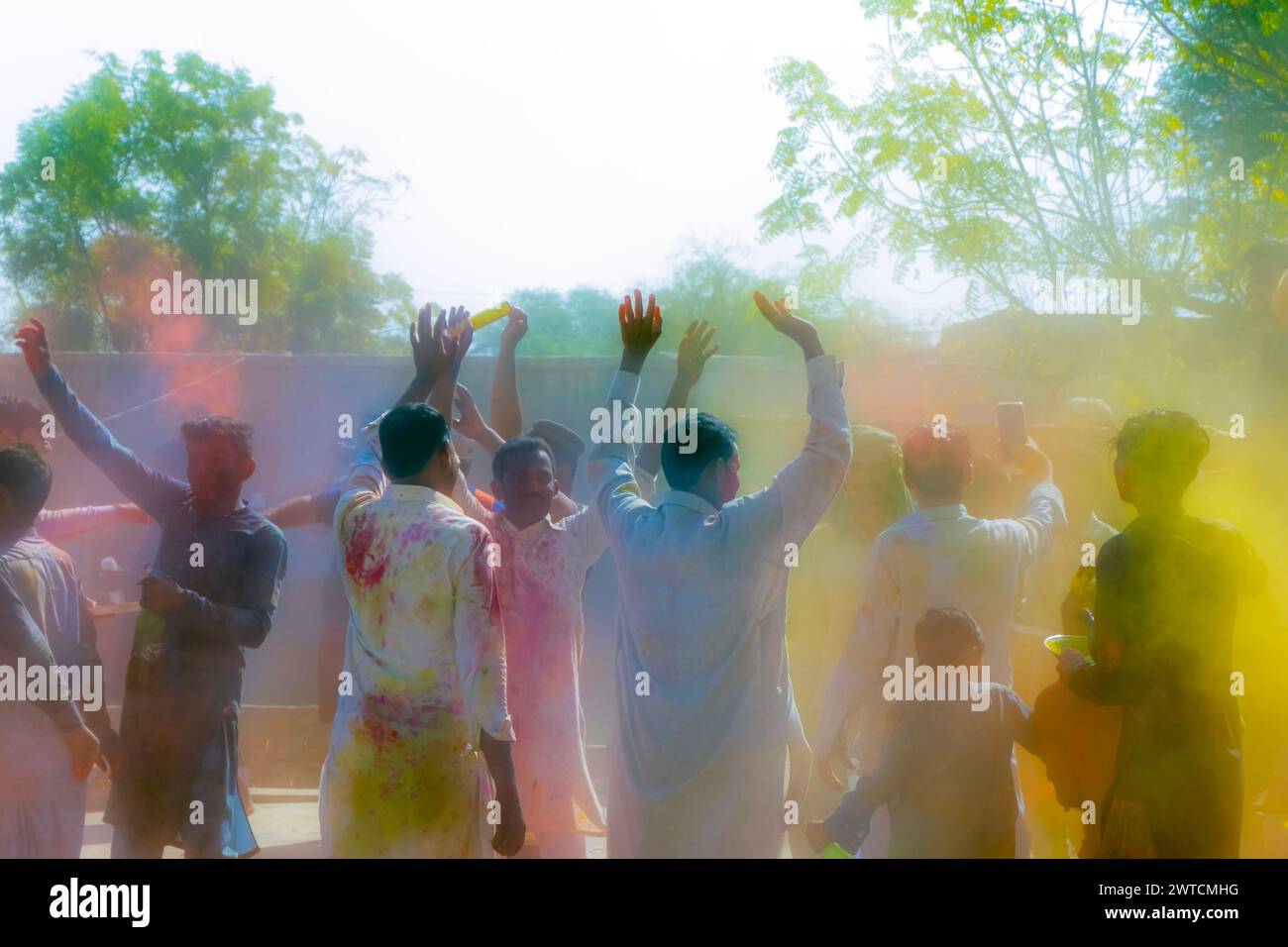 La gente delle aree rurali festeggia il festival holi nel Punjab , Pakistan Foto Stock