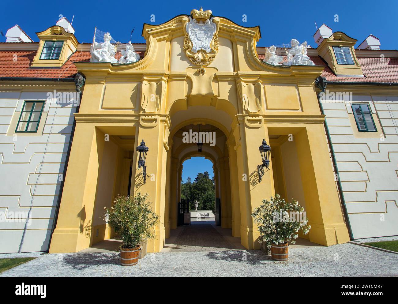 Castello barocco nella città di Valtice, vista frontale del palazzo, dell'area di Lednice e Valtice, Moravia meridionale, Repubblica Ceca Foto Stock