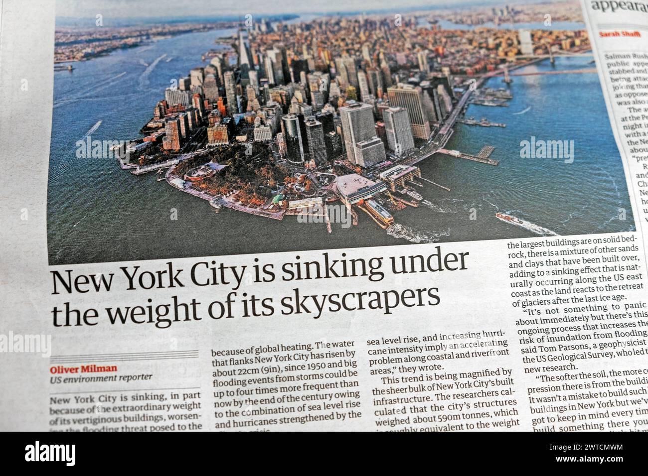 "New York City sta affondando sotto il peso dei suoi grattacieli", il quotidiano Guardian, titolo crisi climatica, ambiente articolo 19 maggio 2023 Londra Regno Unito Foto Stock