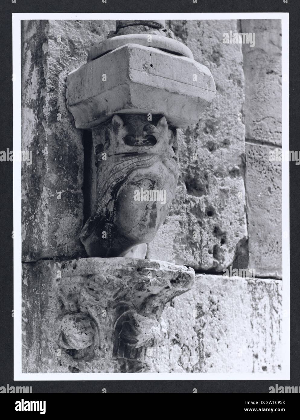 Lazio Frosinone Sora S. Restituta7. Hutzel, Max 1960-1990 Medieval: Scultura architettonica. La decorazione che circonda i tre portali principali e alcuni altri frammenti di scultura architettonica rimangono dalla chiesa romanica. Post-medievale: Architettura. La chiesa fu ricostruita in stile romanico dopo un terremoto del 1915. Note sull'oggetto: 1 Stampa senza negativo. Il fotografo e studioso tedesco Max Hutzel (1911-1988) fotografò in Italia dai primi anni '1960 fino alla sua morte. Il risultato di questo progetto, citato da Hutzel come foto Arte minore, è un'accurata documentazione dell'arte Foto Stock