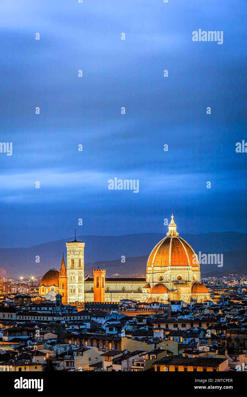 Splendida vista di Firenze con l'illuminata Santa Maria del Fiore in serata. Foto scattata il 19 ottobre 2023 a Firenze, regione Toscana, IT Foto Stock