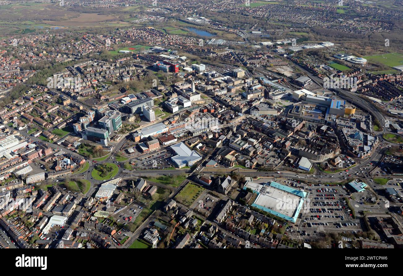 2024 veduta aerea del centro di Barnsley, South Yorkshire. La curva della circonvallazione di Westway è visibile sulla destra Foto Stock