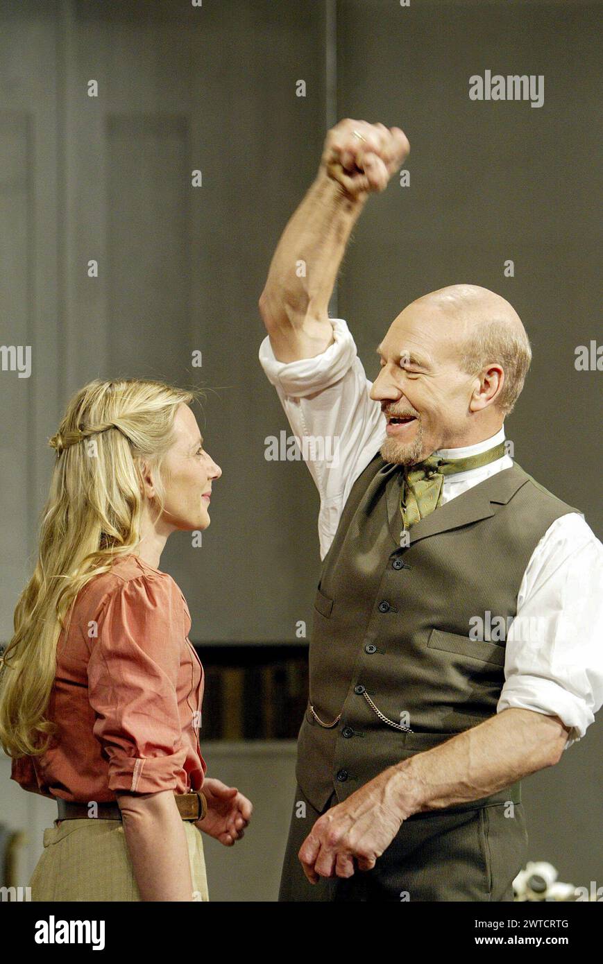 Lisa Dillon (Hilda Wangel), Patrick Stewart (Halvard Solness) nel MAESTRO COSTRUTTORE di Henrik Ibsen all'Albery Theatre, Londra WC2 18/06/2003 traduzione e adattamento: John Logan scenografia: Hildegard Bechtler costumi: Deirdre Clancy illuminazione: Howard Harrison regista: Anthony Page Foto Stock