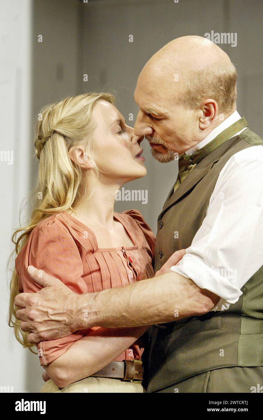 Lisa Dillon (Hilda Wangel), Patrick Stewart (Halvard Solness) nel MAESTRO COSTRUTTORE di Henrik Ibsen all'Albery Theatre, Londra WC2 18/06/2003 traduzione e adattamento: John Logan scenografia: Hildegard Bechtler costumi: Deirdre Clancy illuminazione: Howard Harrison regista: Anthony Page Foto Stock