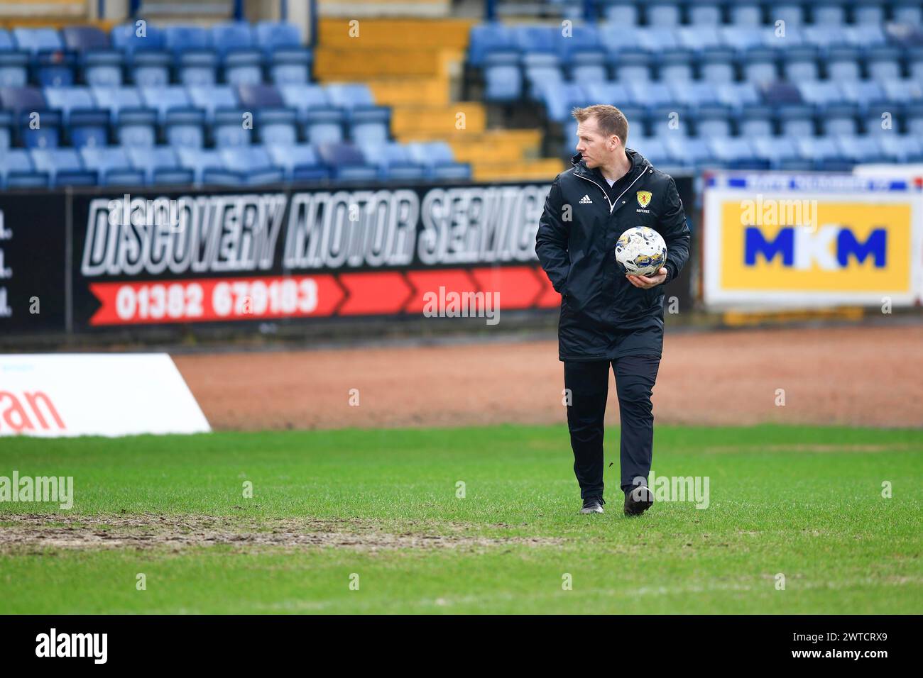 Dens Park, Dundee, Regno Unito. 17 marzo 2024. Scottish Premiership Football, Dundee Versus Rangers; l'arbitro locale della SFA Chris Fordyce esegue un'ispezione anticipata del campo Credit: Action Plus Sports/Alamy Live News Foto Stock