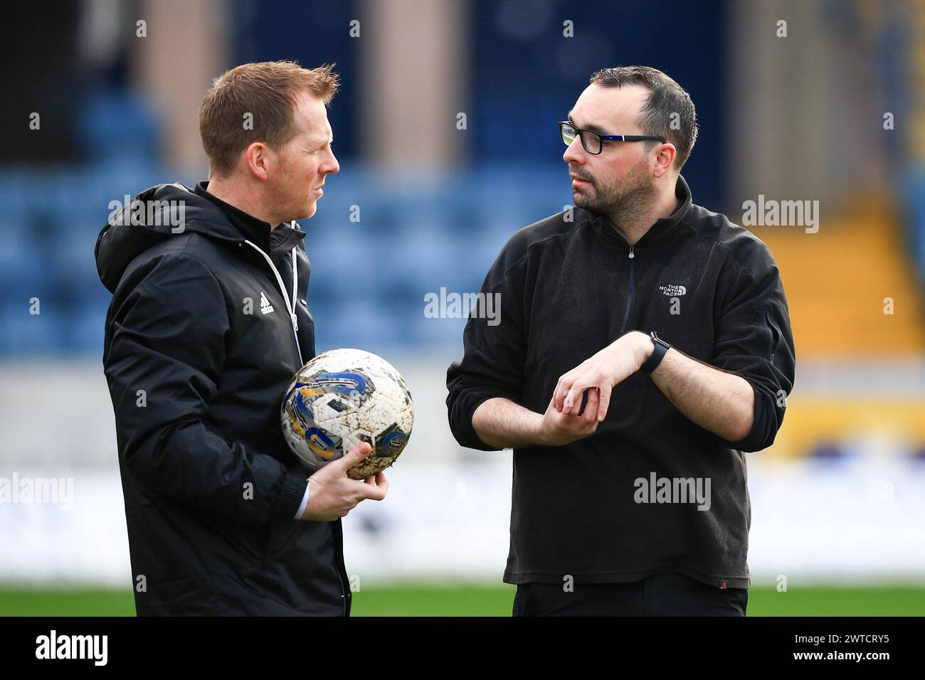 Dens Park, Dundee, Regno Unito. 17 marzo 2024. Scottish Premiership Football, Dundee Versus Rangers; l'arbitro locale della SFA Chris Fordyce parla con il General Manager del Dundee FC Greg Fenton Credit: Action Plus Sports/Alamy Live News Foto Stock