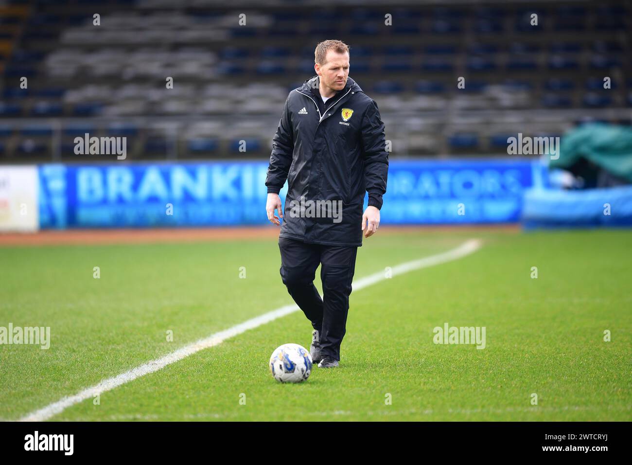 Dens Park, Dundee, Regno Unito. 17 marzo 2024. Scottish Premiership Football, Dundee Versus Rangers; l'arbitro locale della SFA Chris Fordyce esegue un'ispezione anticipata del campo Credit: Action Plus Sports/Alamy Live News Foto Stock