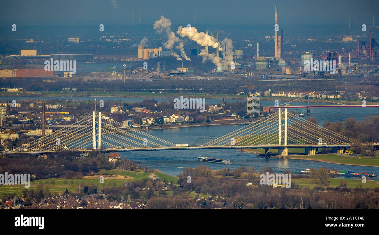 Luftbild, Rheinbrücke Neuenkamp, hinten rauchende Schornsteine des thyssenkrupp Steel Werks und Holcim Duisburg Türme, Neuenkamp, Duisburg, Ruhrgebiet, Nordrhein-Westfalen, Deutschland, Duisburg-S ACHTUNGxMINDESTHONORARx60xEURO *** Vista aerea, ponte sul Reno Neuenkamp, dietro i camini di fumo dell'acciaieria thyssenkrupp e delle torri Holcim Duisburg, Neuenkamp, Duisburg, regione della Ruhr, Renania settentrionale-Vestfalia, Germania, Duisburg S ACHTUNGxMINDESTHONORARx60xEURO Foto Stock