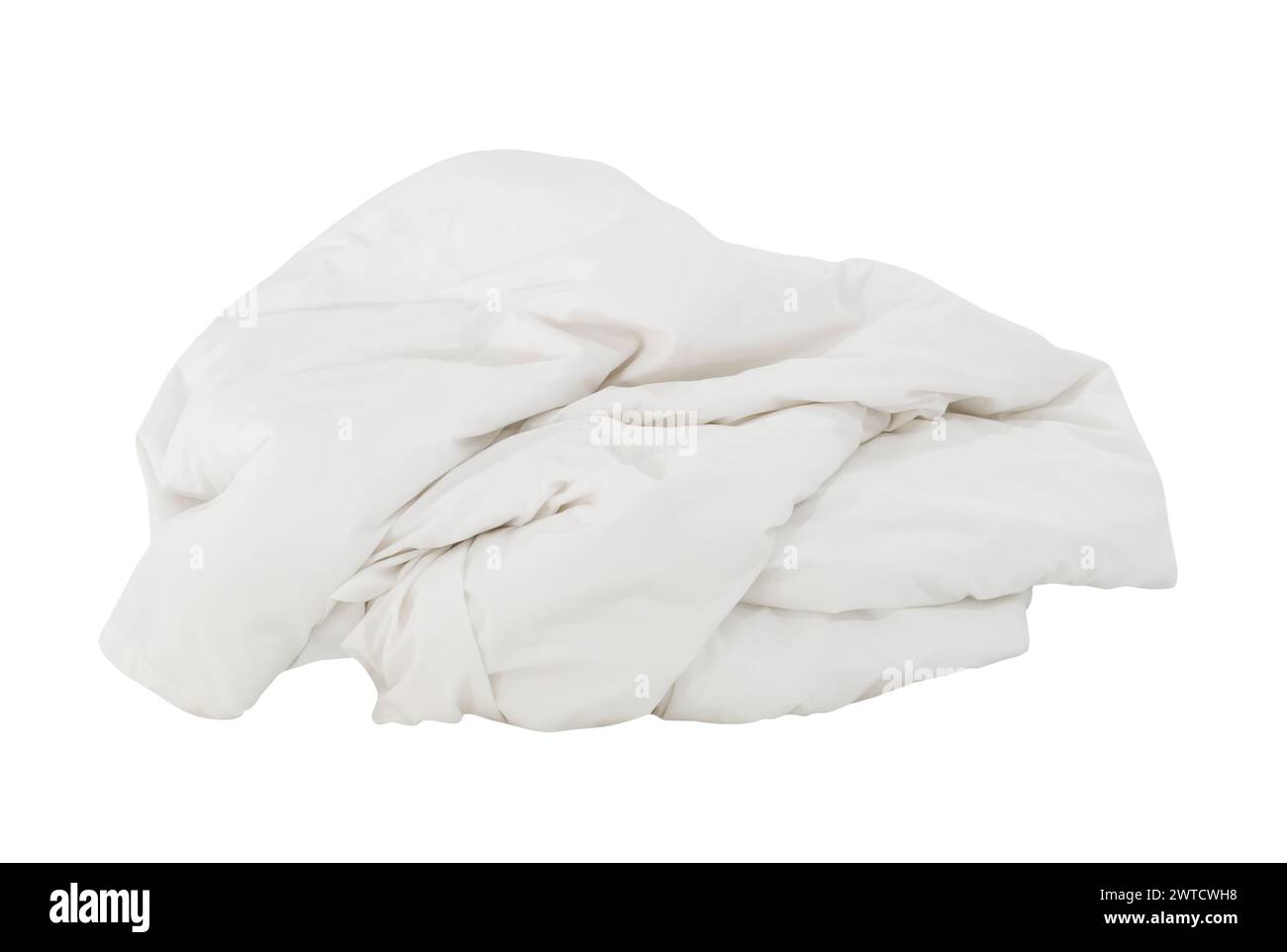 La palla di coperta o i vestiti da letto bianchi in camera d'albergo sono stati lasciati in ordine e sporchi dopo l'uso notturno degli ospiti e sono isolati su sfondo bianco con clip Foto Stock
