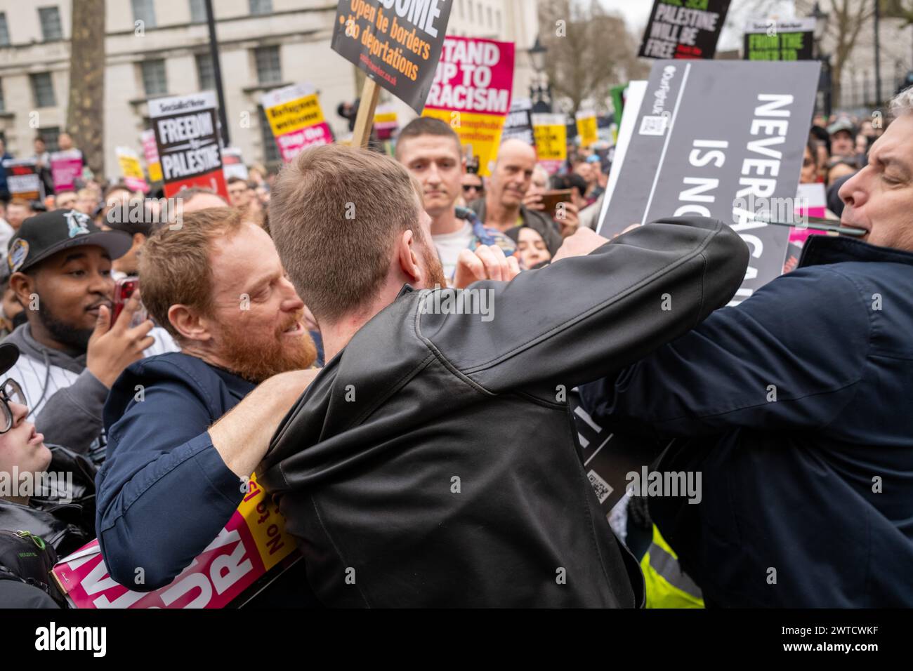 Londra, Regno Unito, 16 febbraio 2024. Due persone hanno mantenuto i segni pro-Israele e anti-semitismo durante un discorso tenuto dal deputato Jeremy Corbyn. Il rave Foto Stock