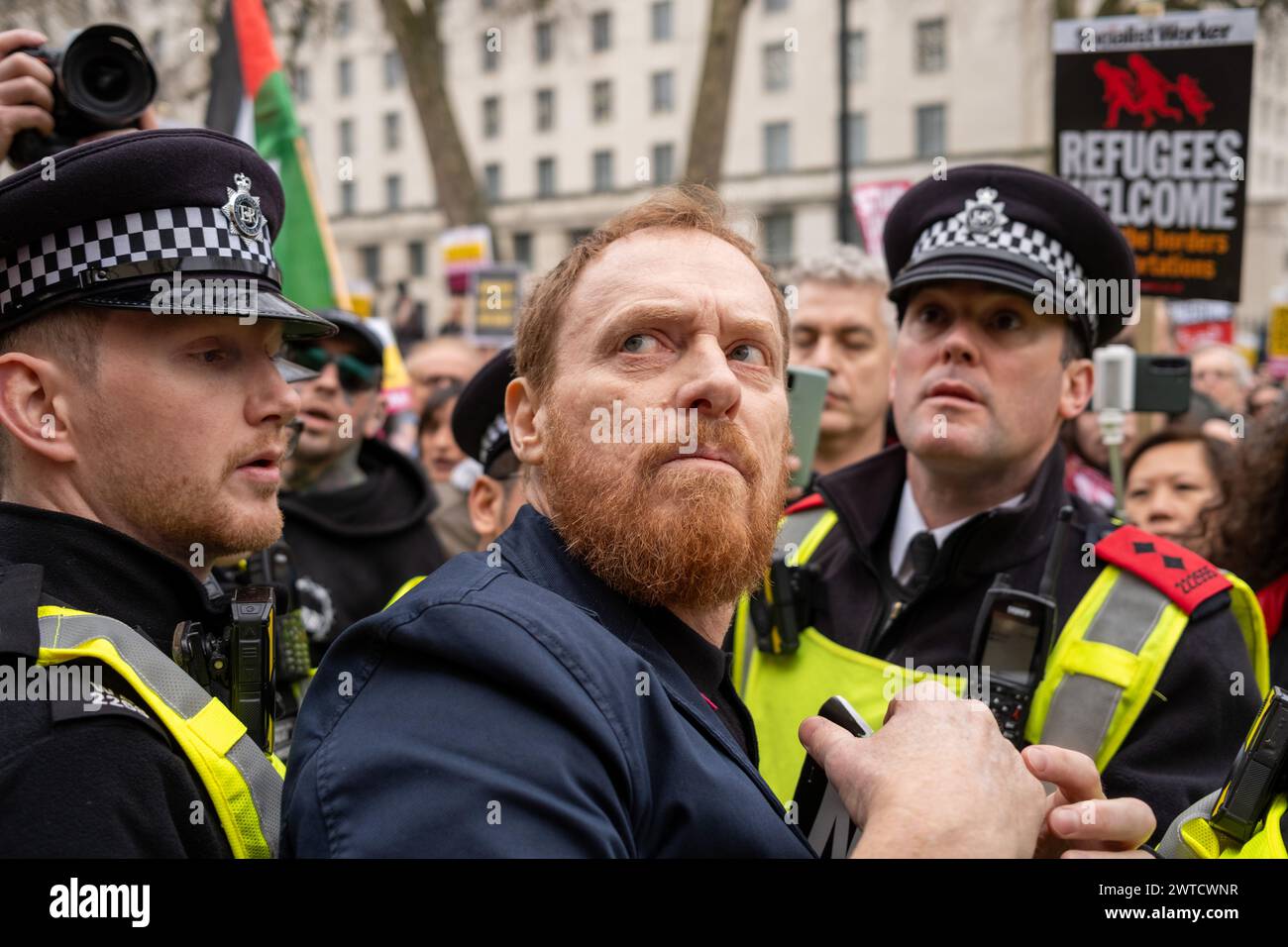 Londra, Regno Unito, 16 febbraio 2024. Due persone hanno mantenuto i segni pro-Israele e anti-semitismo durante un discorso tenuto dal deputato Jeremy Corbyn. Il rave Foto Stock