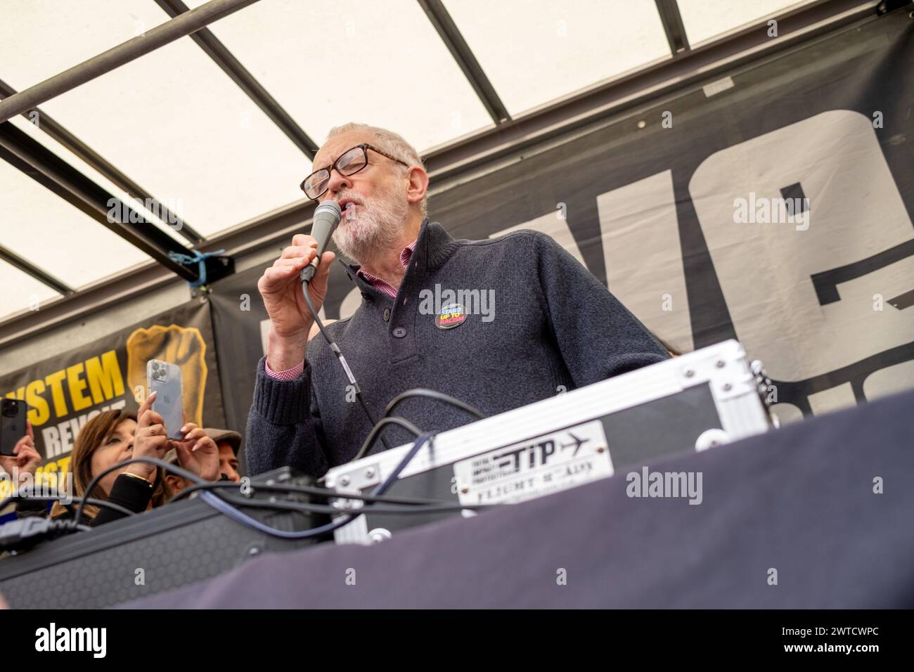 Londra, Regno Unito, 16 febbraio 2024. Due persone hanno mantenuto i segni pro-Israele e anti-semitismo durante un discorso tenuto dal deputato Jeremy Corbyn. Il rave Foto Stock