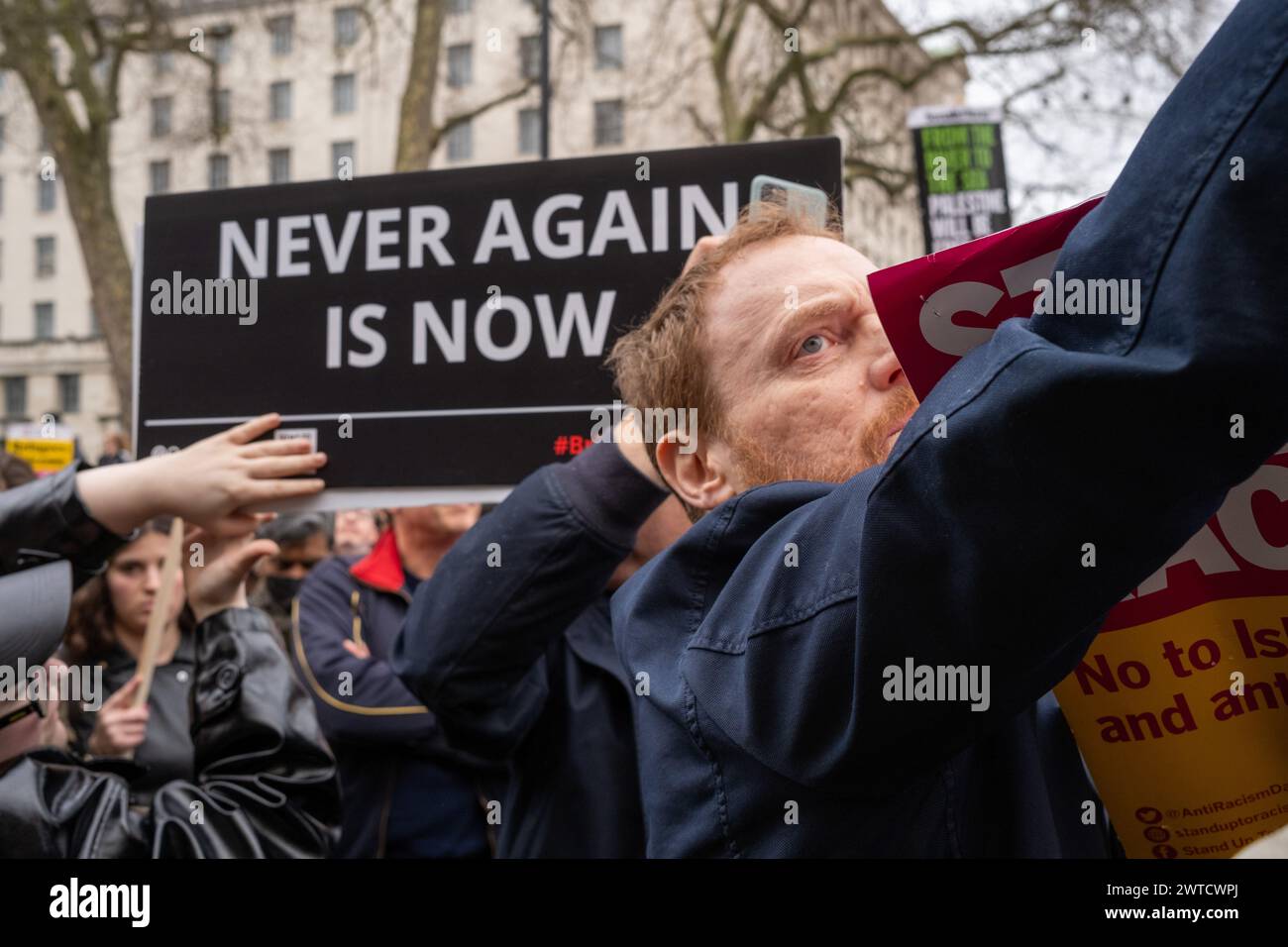 Londra, Regno Unito, 16 febbraio 2024. Due persone hanno mantenuto i segni pro-Israele e anti-semitismo durante un discorso tenuto dal deputato Jeremy Corbyn. Il rave Foto Stock