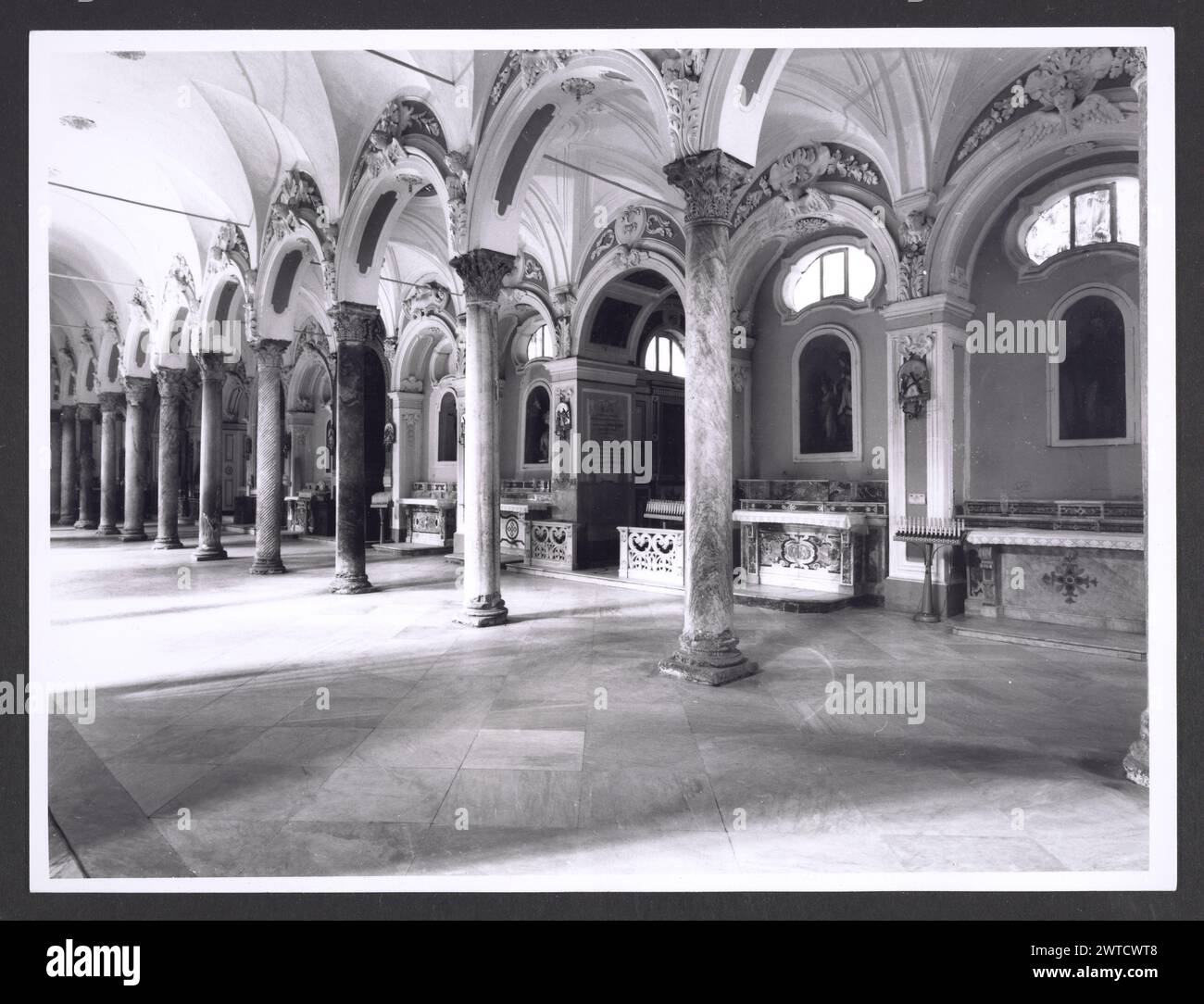 Campania Caserta Cattedrale di Santa Maria Capua Vetere 8. Hutzel, Max 1960-1990 Medieval: Scultura architettonica--capitelli. Post-medievale: Costruito intorno al 432 da San Simmaco sul sito della grotta di S. Prisco. Ampliato nel 787 da Arechi II, un 1666 da Decio del Balzo. Ristrutturato negli anni '1700 e '1884. Architettura, scultura architettonica, interni barocchi, pittura, scultura fotografo e studioso tedesco Max Hutzel (1911-1988) fotografato in Italia dai primi anni '1960 fino alla sua morte. Il risultato di questo progetto, citato da Hutzel come foto Arte minore, è un'accurata documentazione d'arte Foto Stock