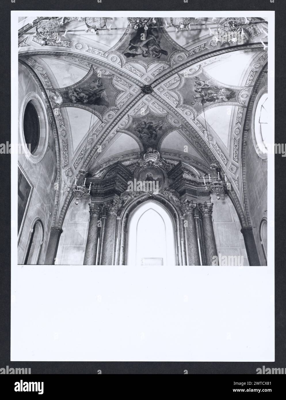 Lazio Frosinone Sora S. Francesco. Hutzel, Max 1960-1990 Medieval: Scultura architettonica. L'abside della chiesa è decorata all'esterno da una finestra gotica a doppio arco. Post-medievale: Architettura, pittura, scultura. In un altare laterale è collocato un affresco della Madonna della Misericordia, risalente al XV secolo, ad opera di un artista vicino a Lattanzio. Le pareti della chiesa sono decorate da statue di figure dell'Antico Testamento in nicchie. Il fotografo e studioso tedesco Max Hutzel (1911-1988) fotografò in Italia dai primi anni '1960 fino alla sua morte. Il risultato di questo progetto, cui si fa riferimento Foto Stock