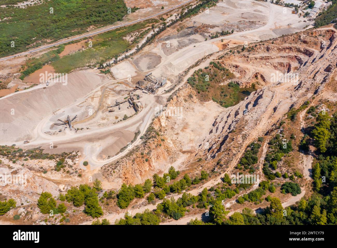 Vista aerea della cava mineraria a cielo aperto con molti macchinari in funzione vista sopra. L'area è stata estratta per rame, argento, oro e altri minerali. Foto Stock