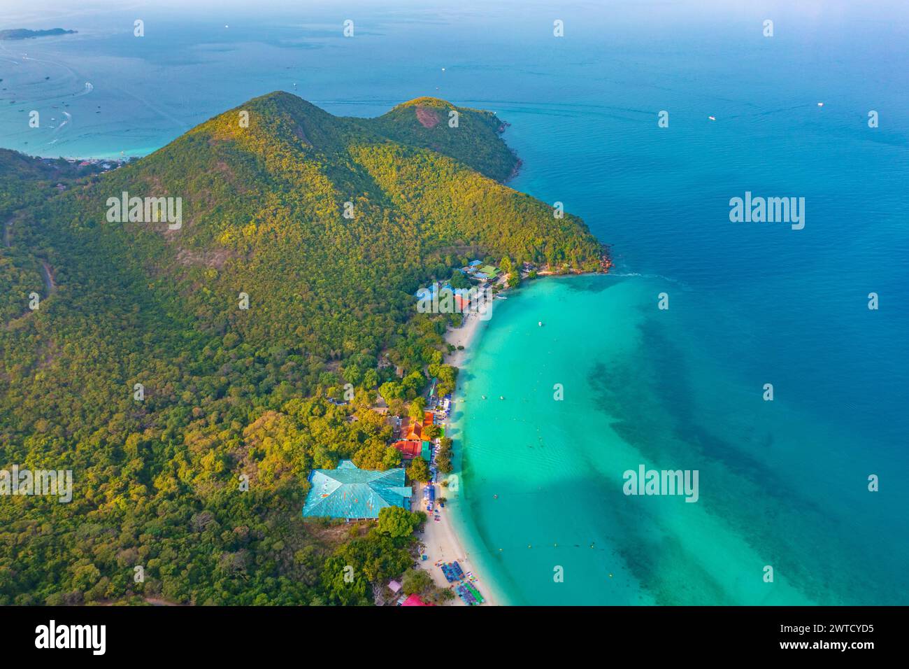 Travel Vacation Resorts vista aerea sopra le isole e gli insediamenti con case alberghiere sulle spiagge di resort tropicali con barche e navi. Foto Stock