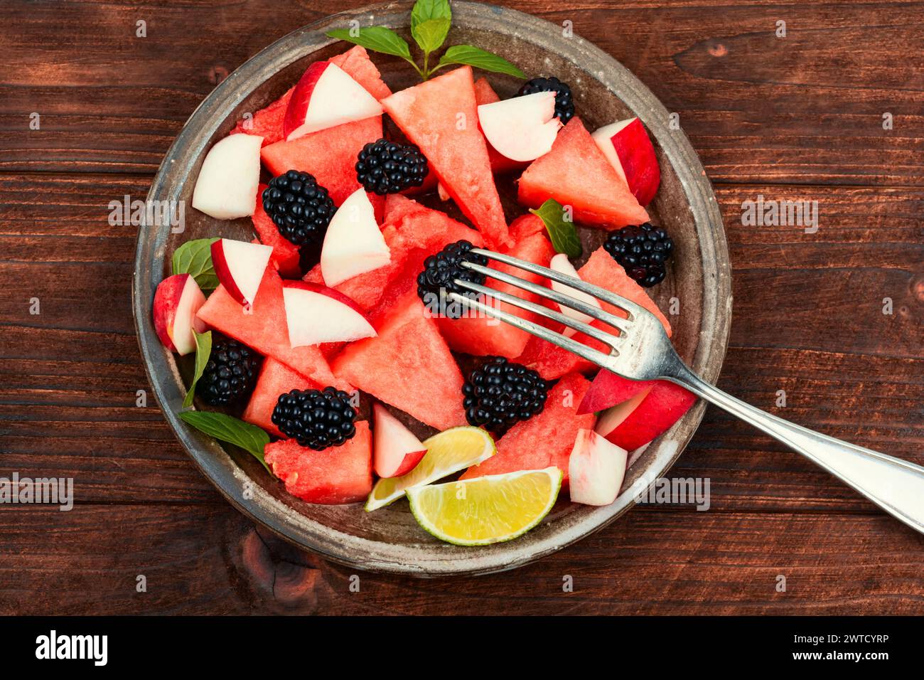Succosa insalata di anguria, mora e pesca. Dessert estivo salutare Foto Stock