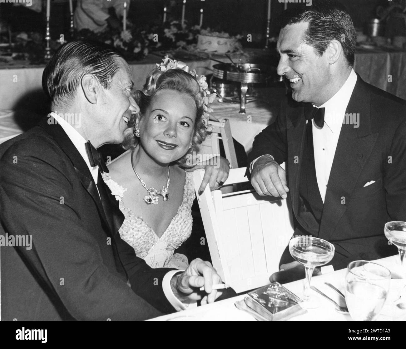 Il compositore e cantautore americano COLE PORTER, Norwegian Ice Skater e la star del cinema SONJA HENIE e CARY GRANT ad una festa a Hollywood nel 1946. Cary Grant era apparso come Porter nella NOTTE E nel GIORNO biopic romanzato alla Warner Brothers nello stesso anno. Foto Stock