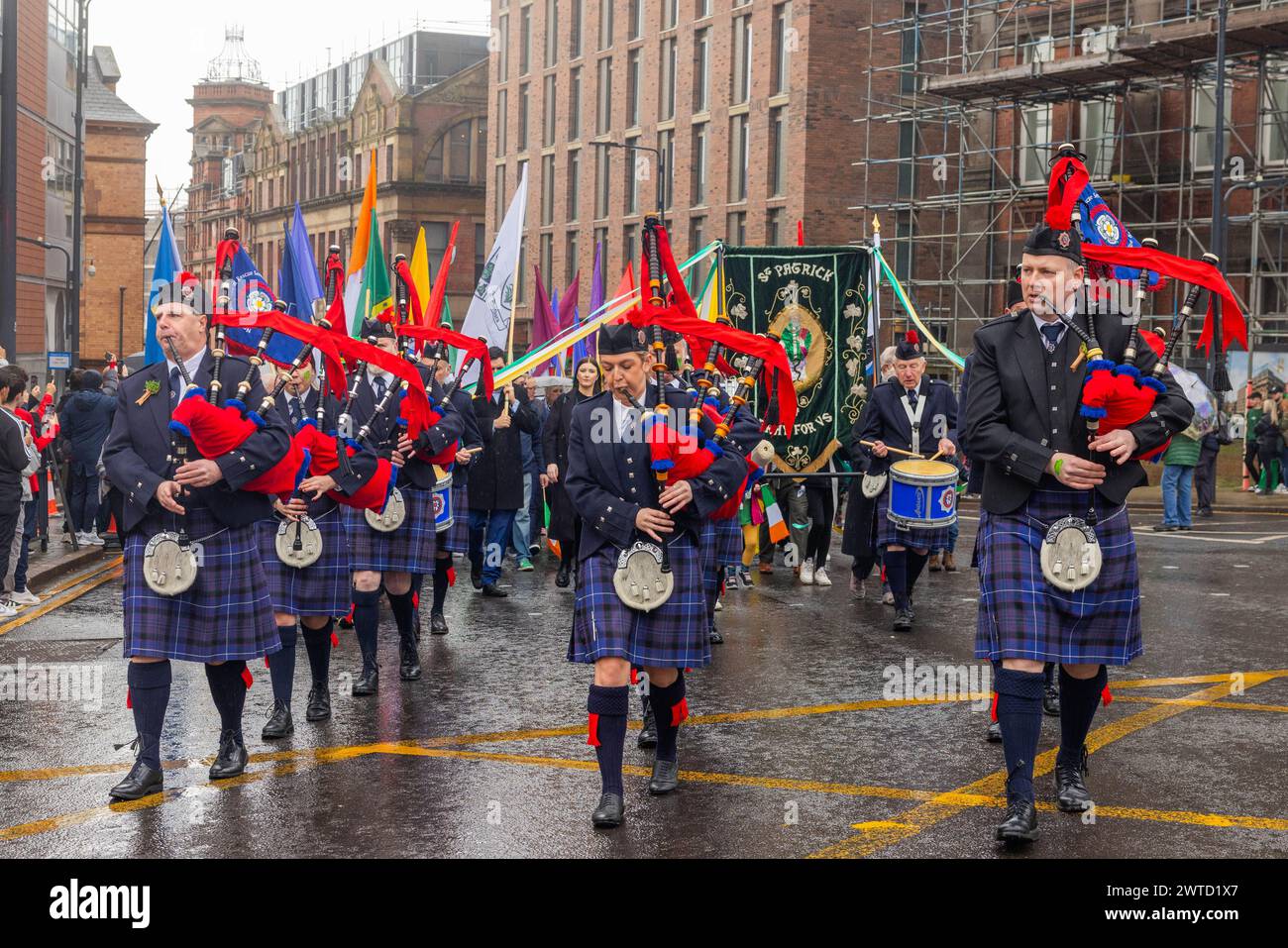 Leeds, Regno Unito. 17 MARZO 2023. I membri del North Yorkshire Fire and Rescue Service Pipe Band si esibiscono durante la marcia alla 2024 St Patricks Day march a Leeds. Credito Milo Chandler/Alamy Live News Foto Stock