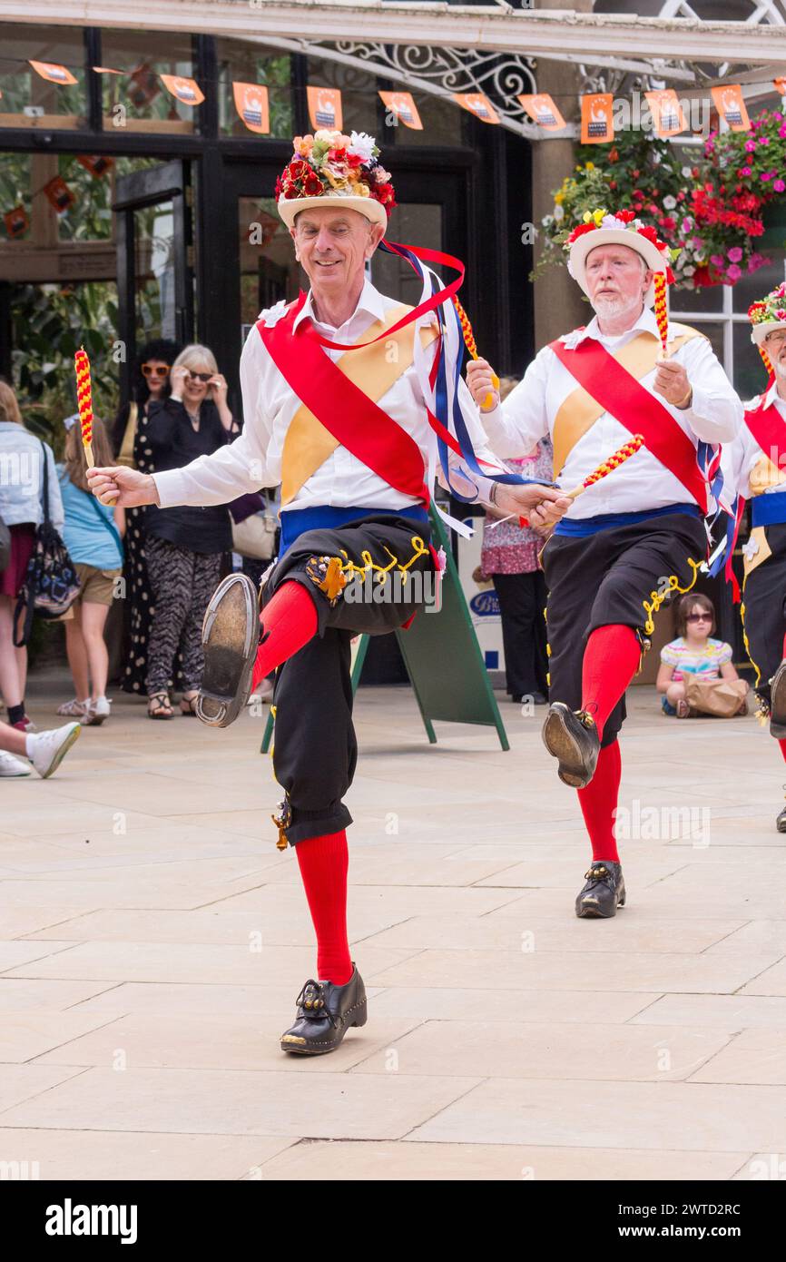 Morris danzava al Buxton Day of Dance Foto Stock