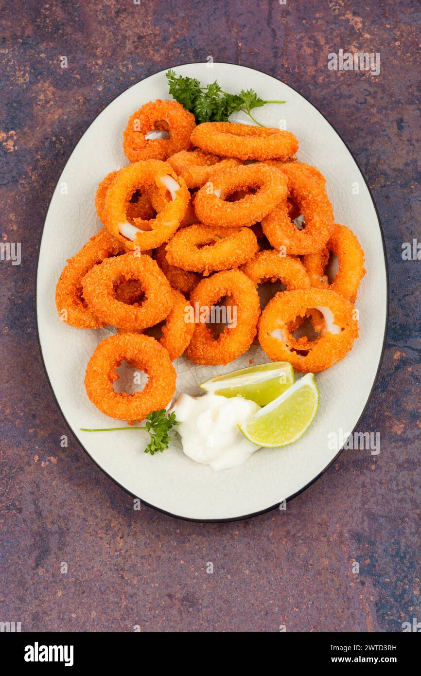 Calamari fritti o anelli di calamari molto croccanti Foto Stock