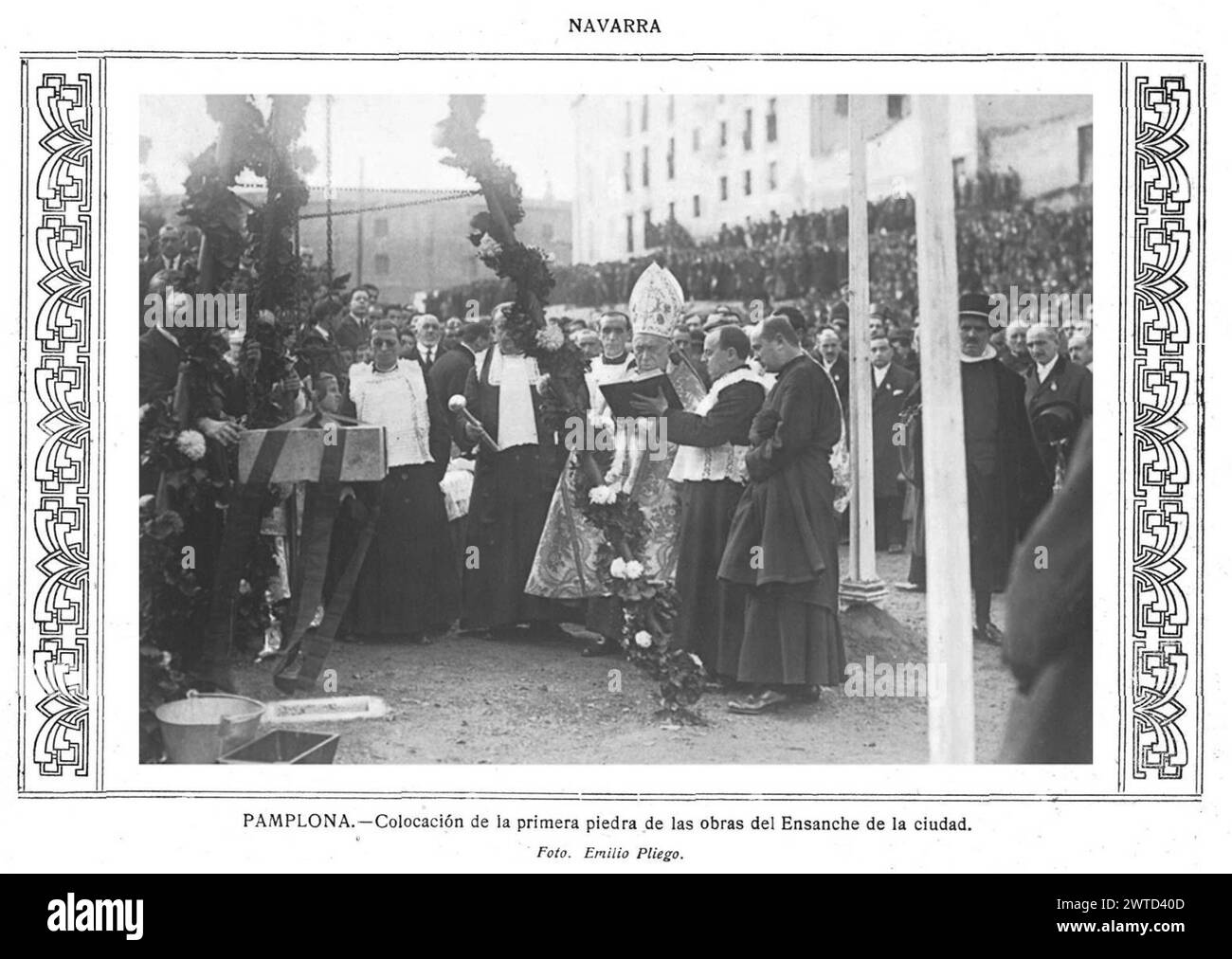 La nostra fotografia rappresenta il momento in cui il Vescovo diocesano d'Onore BR. José López Mendoza benedice la pietra, assistito dal consiglio parrocchiale di San Agustín. Foto Stock