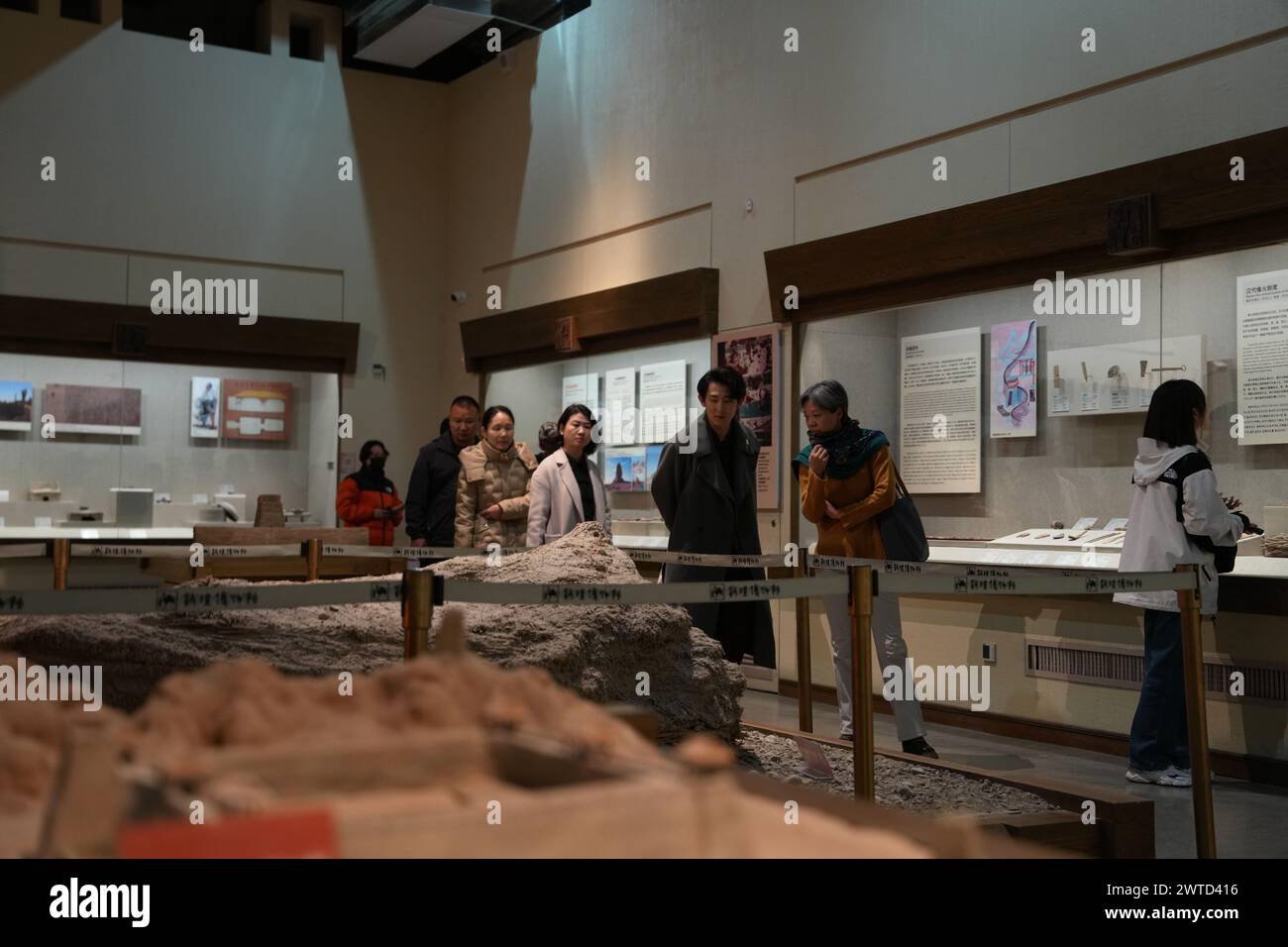 Dunhuang, la provincia cinese di Gansu. 17 marzo 2024. I turisti visitano un museo a Dunhuang, nella provincia di Gansu nella Cina nord-occidentale, 17 marzo 2024. Dunhuang ha ricevuto un totale di 336.000 turisti dal 1 gennaio al 16 marzo di quest'anno, con un aumento del 86,6% rispetto allo stesso periodo del 2023. Crediti: Zhang Zhimin/Xinhua/Alamy Live News Foto Stock