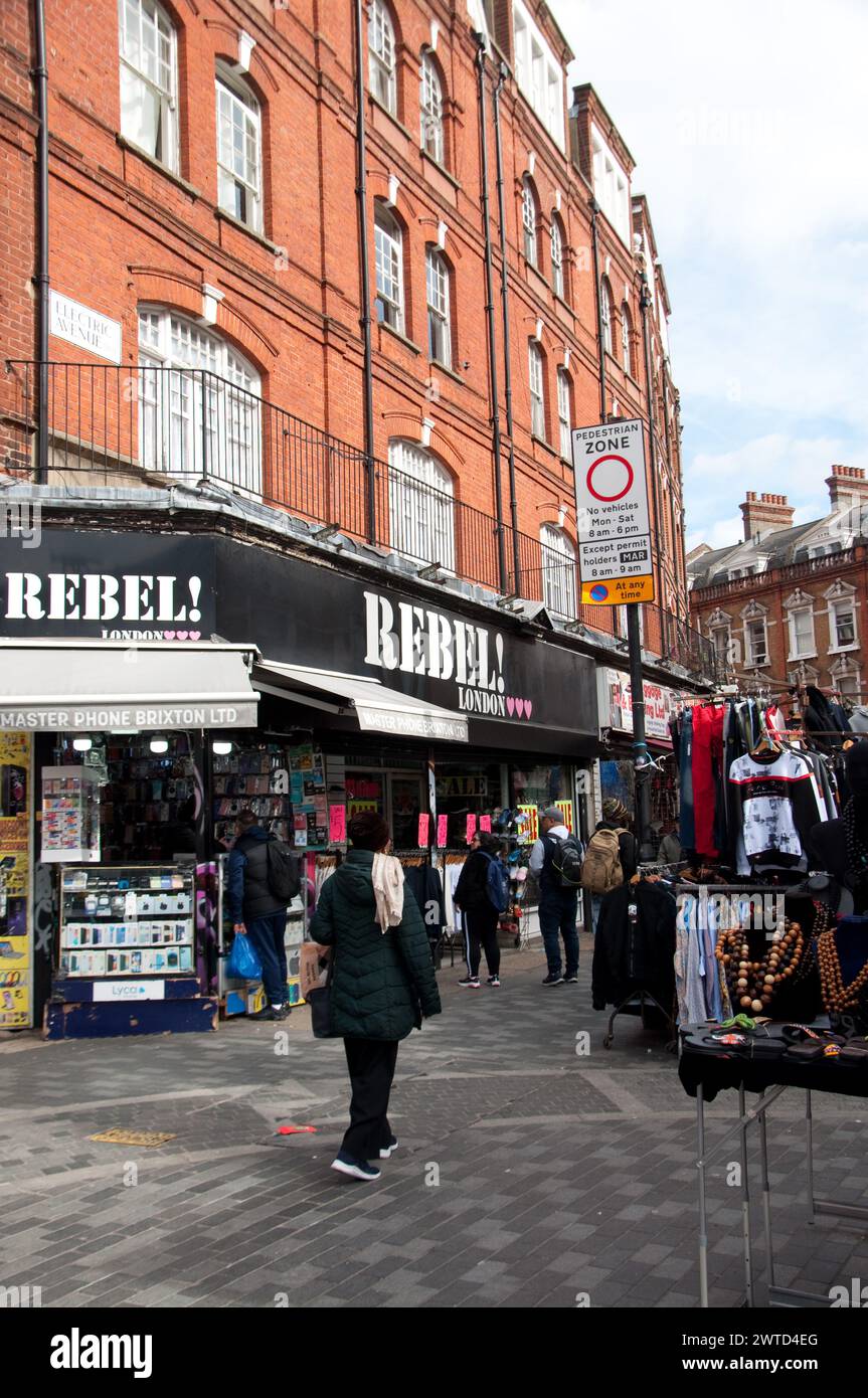 Mercato di Brixton con eleganti case in mattoni rossi sopra i negozi, Electric Lane, Brixton, Londra, Regno Unito Foto Stock