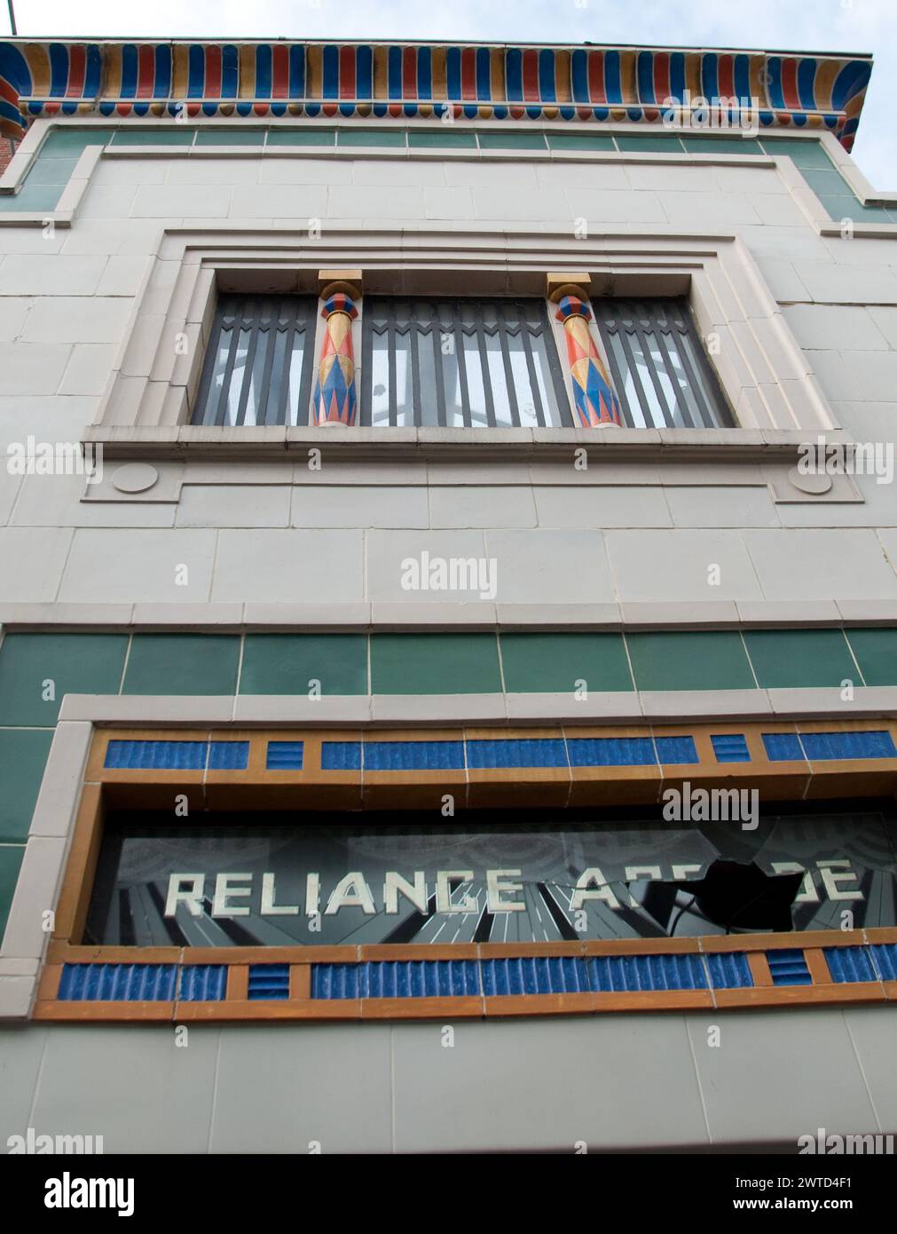 Ingresso al Reliance Arcade, Brixton, Londra, Regno Unito - design in stile egiziano; galleria di negozi; prima galleria di negozi a Brixton Foto Stock