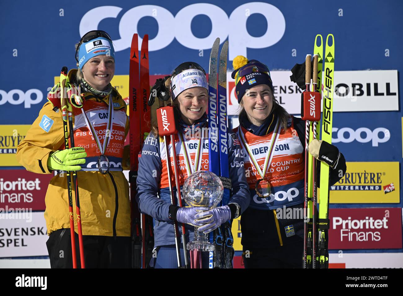 Victoria Carl, Germania, si è classificata seconda, Jessie Diggins degli Stati Uniti ha vinto e Ebba Andersson, Svezia, si è classificata terza nella Coppa del mondo di sci di fondo FIS femminile dopo l'ultima stagione di gare 2023-2024 a Falun, Svezia, 17 marzo 2024.foto: Anders Wiklund / TT / Kod 10040 Foto Stock