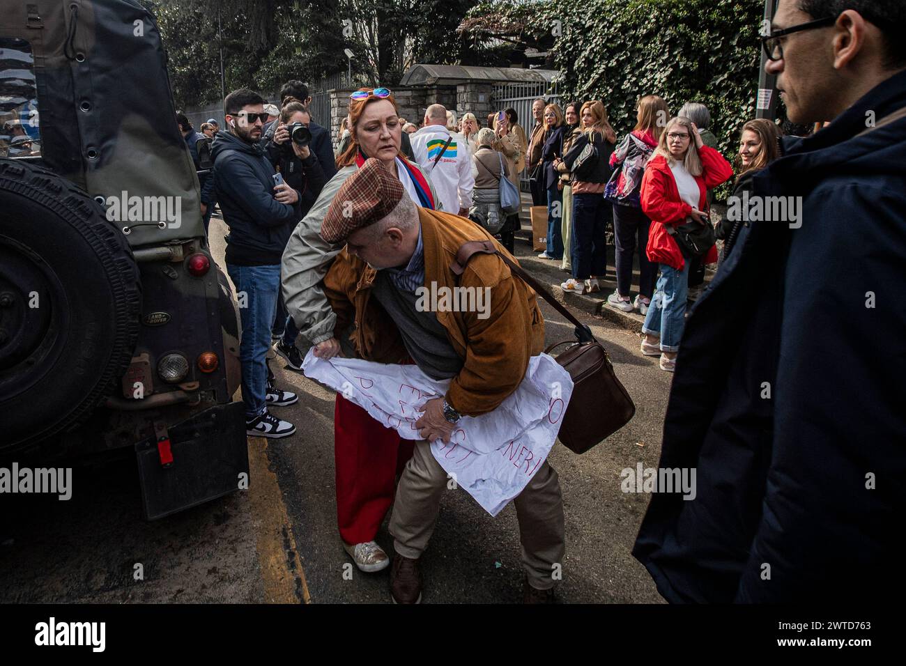 Milano, Italia. 17 marzo 2024. Codice davanti al consolato russo per l'elezioni presidenziali RusseMilano, Italia - Cronaca domenica, marzo 17, 2024. (Foto di Marco Ottico/Lapresse) fila davanti al Consolato Russo per le elezioni presidenziali in Russia Milano, Italia - News domenica 17 marzo 2024. (Foto di Marco otto/Lapresse) credito: LaPresse/Alamy Live News Foto Stock