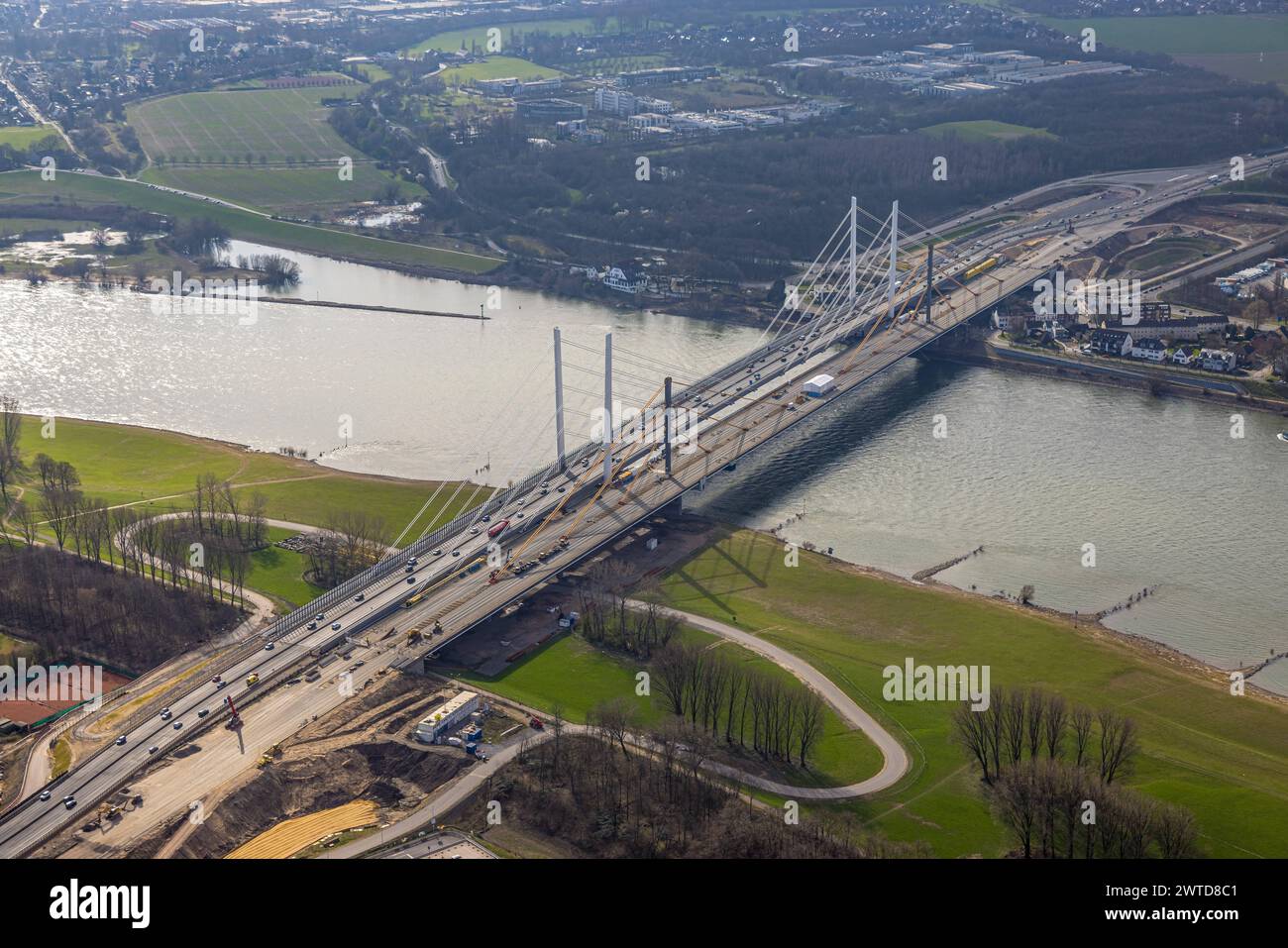 Luftbild, Rheinbrücke Neuenkamp und Fluss Rhein, Neuenkamp, Duisburg, Ruhrgebiet, Nordrhein-Westfalen, Deutschland, Duisburg-N ACHTUNGxMINDESTHONORARx60xEURO *** Vista aerea, ponte sul Reno Neuenkamp e fiume Reno, Neuenkamp, Duisburg, regione della Ruhr, Renania settentrionale-Vestfalia, Germania, Duisburg N ACHTUNGxMINDESTHONORARx60xEURO Foto Stock