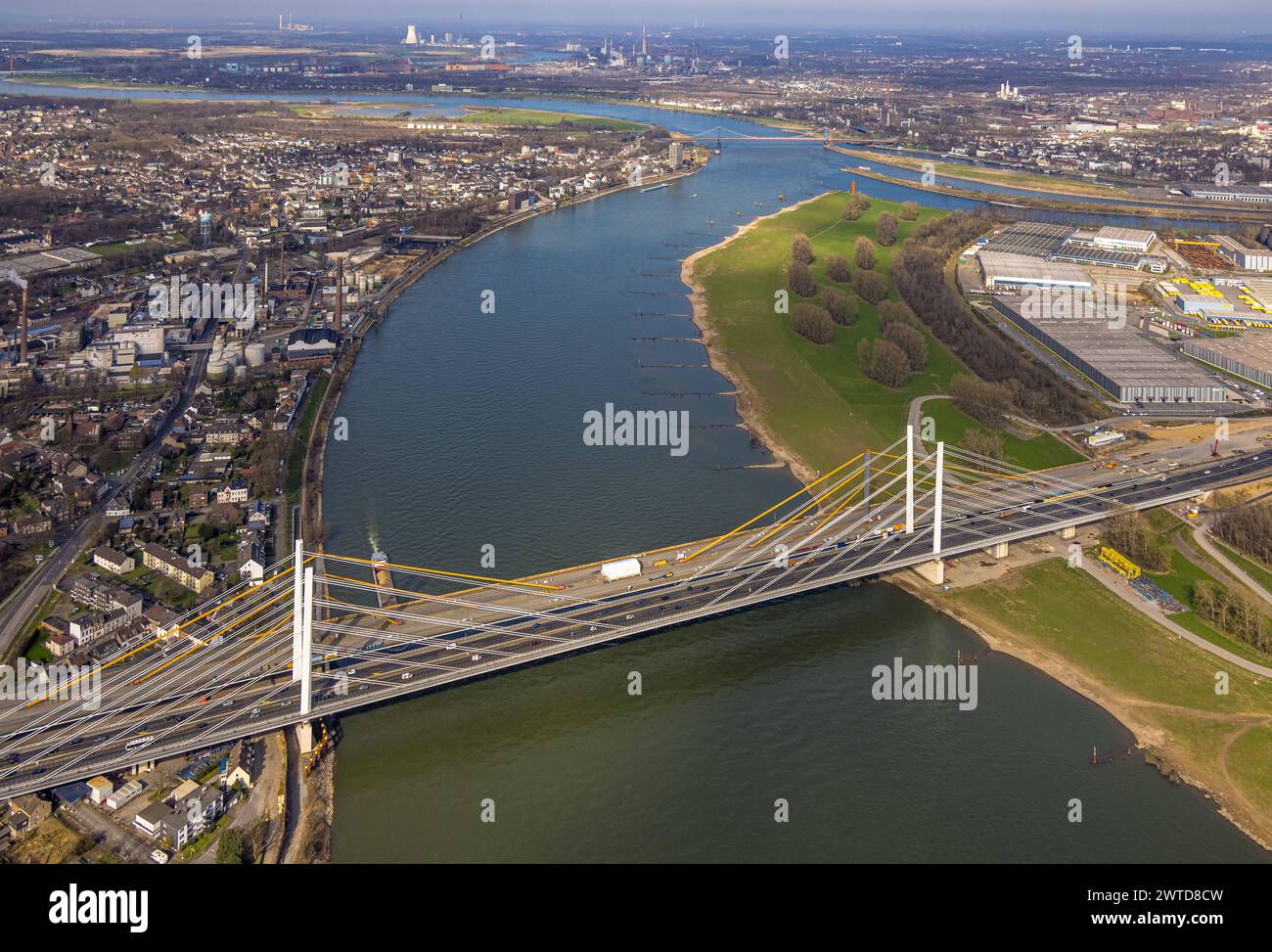 Luftbild, Rheinbrücke Neuenkamp und Fluss Rhein, Neuenkamp, Duisburg, Ruhrgebiet, Nordrhein-Westfalen, Deutschland, Duisburg-N ACHTUNGxMINDESTHONORARx60xEURO *** Vista aerea, ponte sul Reno Neuenkamp e fiume Reno, Neuenkamp, Duisburg, regione della Ruhr, Renania settentrionale-Vestfalia, Germania, Duisburg N ACHTUNGxMINDESTHONORARx60xEURO Foto Stock