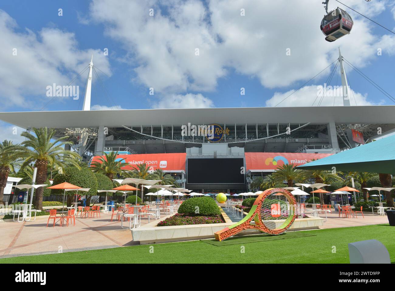 Miami Gardens, Florida, Stati Uniti. 15 marzo 2024. Vista generale dell'esterno al Miami Open Hard Rock Stadium 2024 Campus Preview Tour e conferenza stampa presentata da Itaú all'Hard Rock Stadium il 15 marzo 2024 a Miami Gardens, Florida. Crediti: Mpi10/Media Punch/Alamy Live News Foto Stock