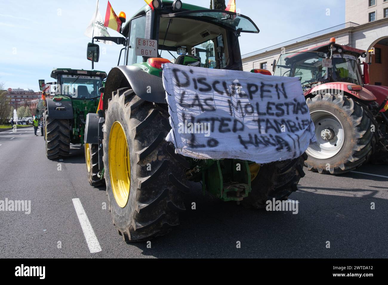 Diversi trattori durante una protesta da parte di agricoltori e allevatori per chiedere miglioramenti nel settore rurale nel centro di Madrid, il 17 marzo 2024. Foto Stock