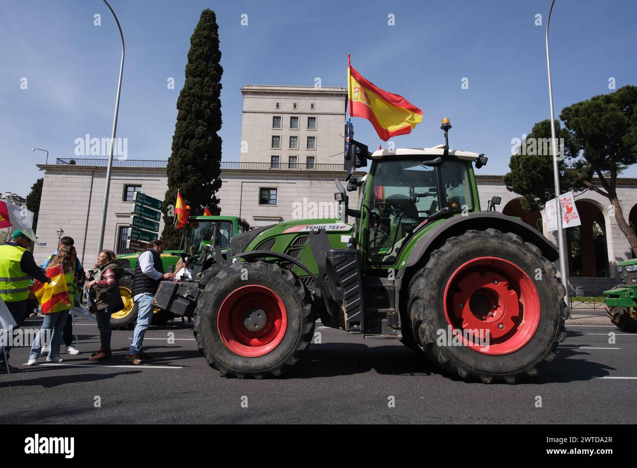 Diversi trattori durante una protesta da parte di agricoltori e allevatori per chiedere miglioramenti nel settore rurale nel centro di Madrid, il 17 marzo 2024. Foto Stock