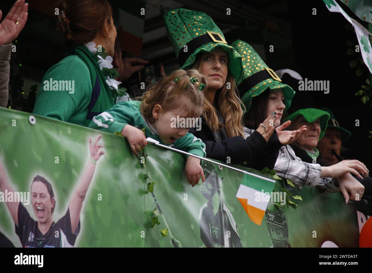 17 marzo 2024, Londra, Regno Unito St Patrick's Day Parade Londra l'annuale St Patricks Day Parade, anche se nel centro di Londra, è celebrata dalla grande comunità irlandese della città. Foto: Roland Ravenhill/Alamy Foto Stock