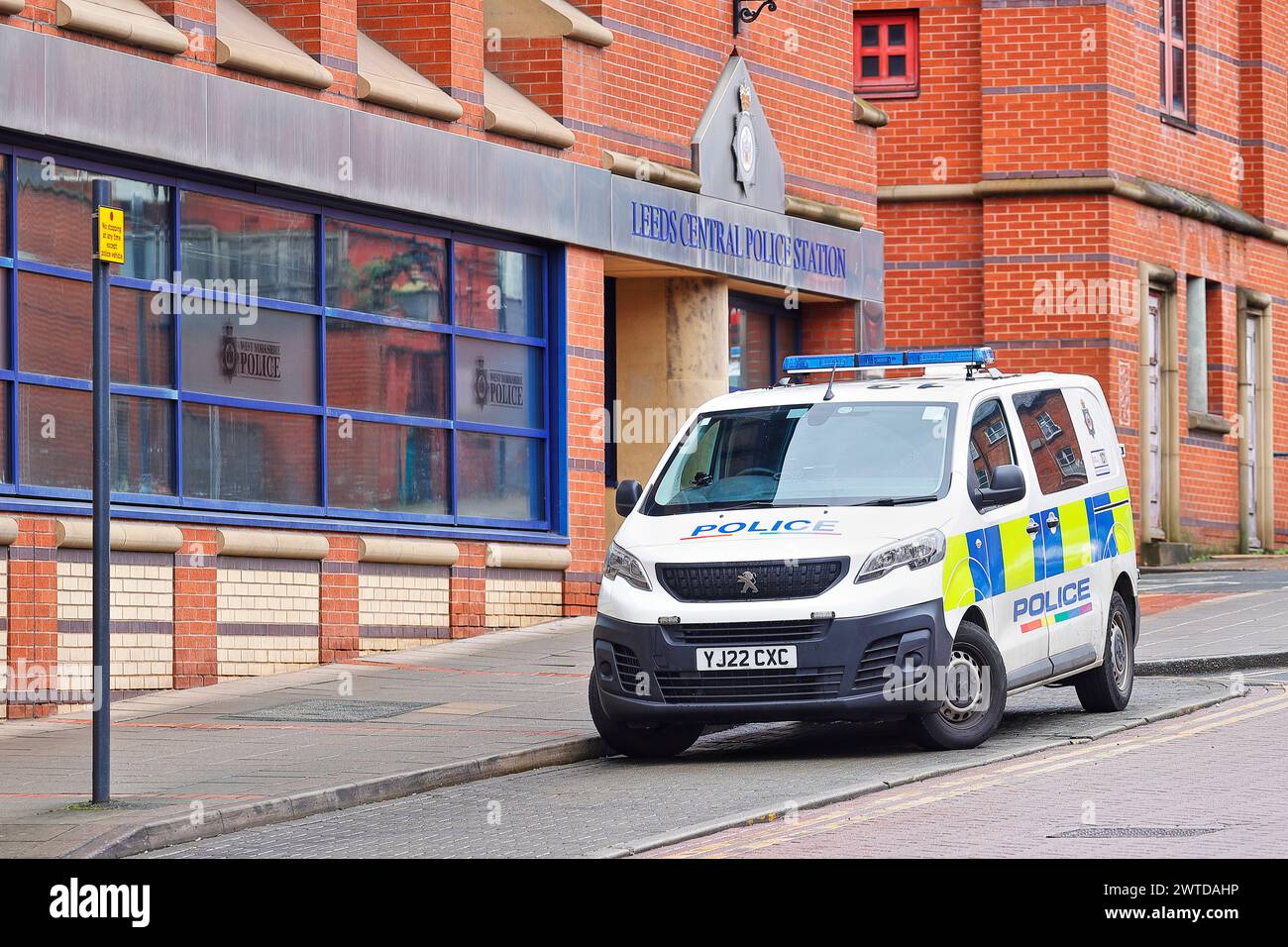 Furgone della polizia parcheggiato fuori dalla stazione centrale di polizia LEED, West Yorkshire, Regno Unito Foto Stock