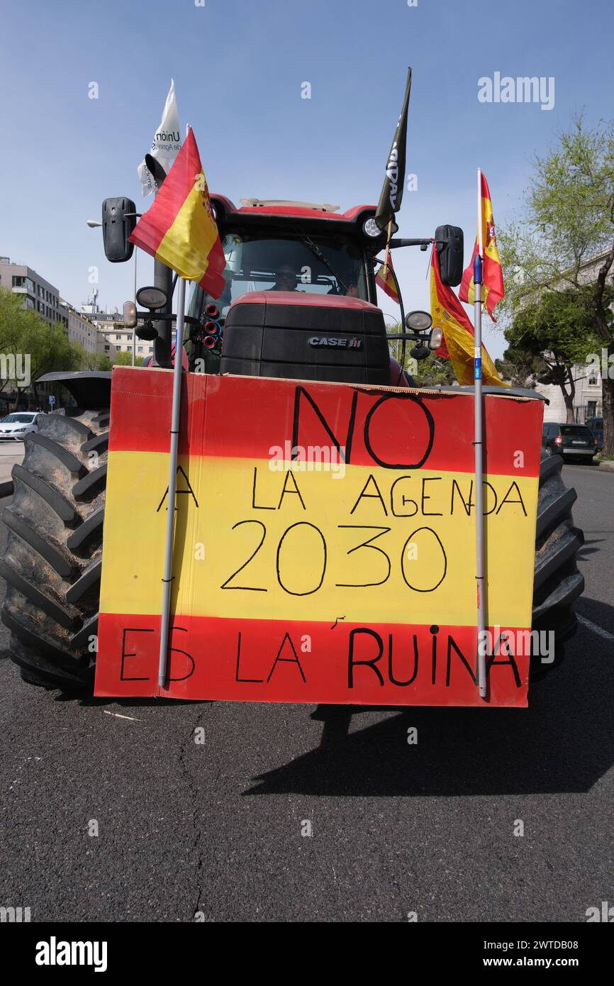 Diversi trattori durante una protesta da parte di agricoltori e allevatori per chiedere miglioramenti nel settore rurale nel centro di Madrid, il 17 marzo 2024. Foto Stock