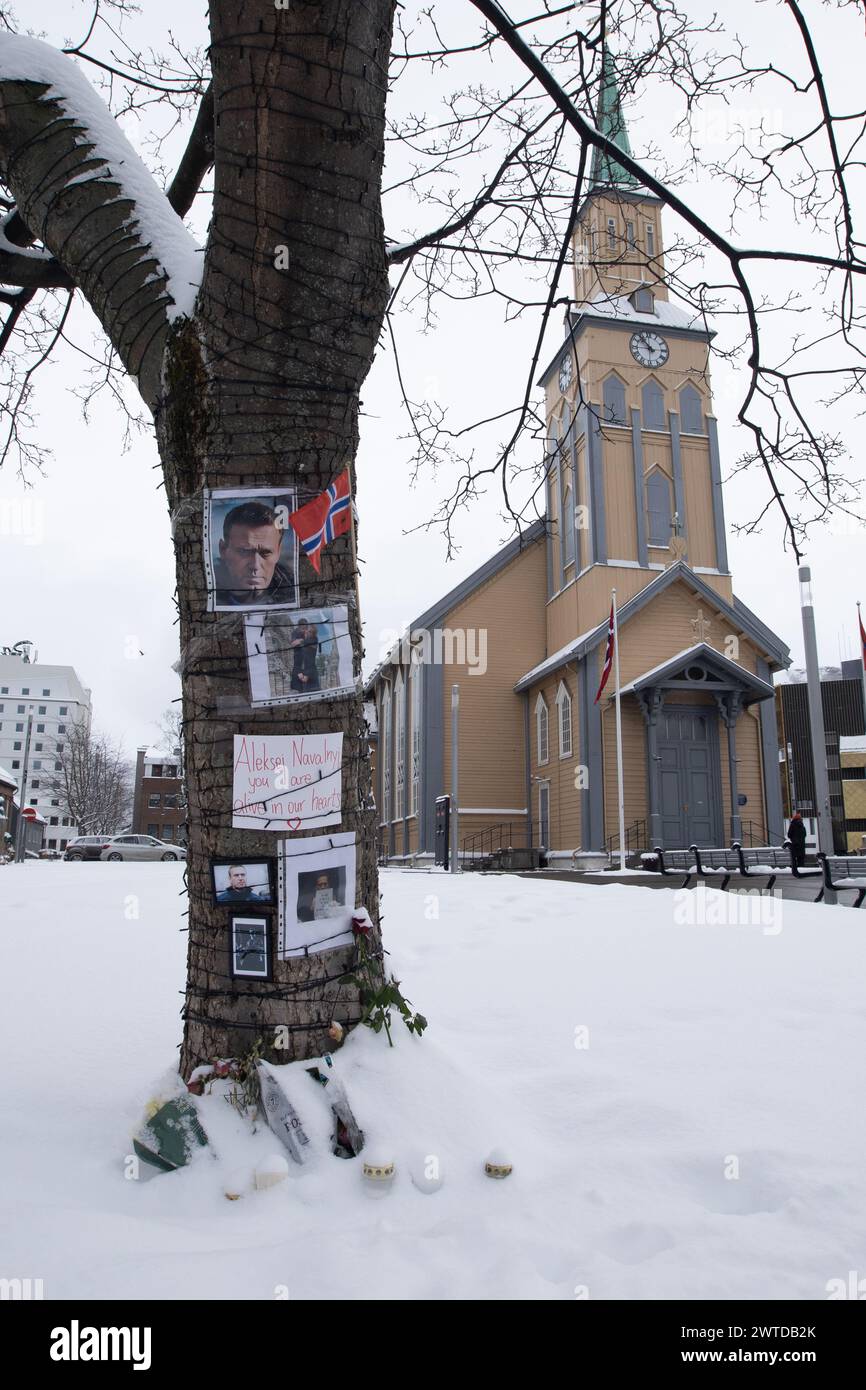 17 marzo 2024: Tromso, Norvegia. Altare per le strade di Tromso in memoria dell'avvocato e politico russo Aleksei Navalny, che era il leader dell'opposizione russa contro Vladimir Putin. (Credit Image: © Cristian Leyva/ZUMA Press Wire) SOLO PER USO EDITORIALE! Non per USO commerciale! Crediti: ZUMA Press, Inc./Alamy Live News Foto Stock