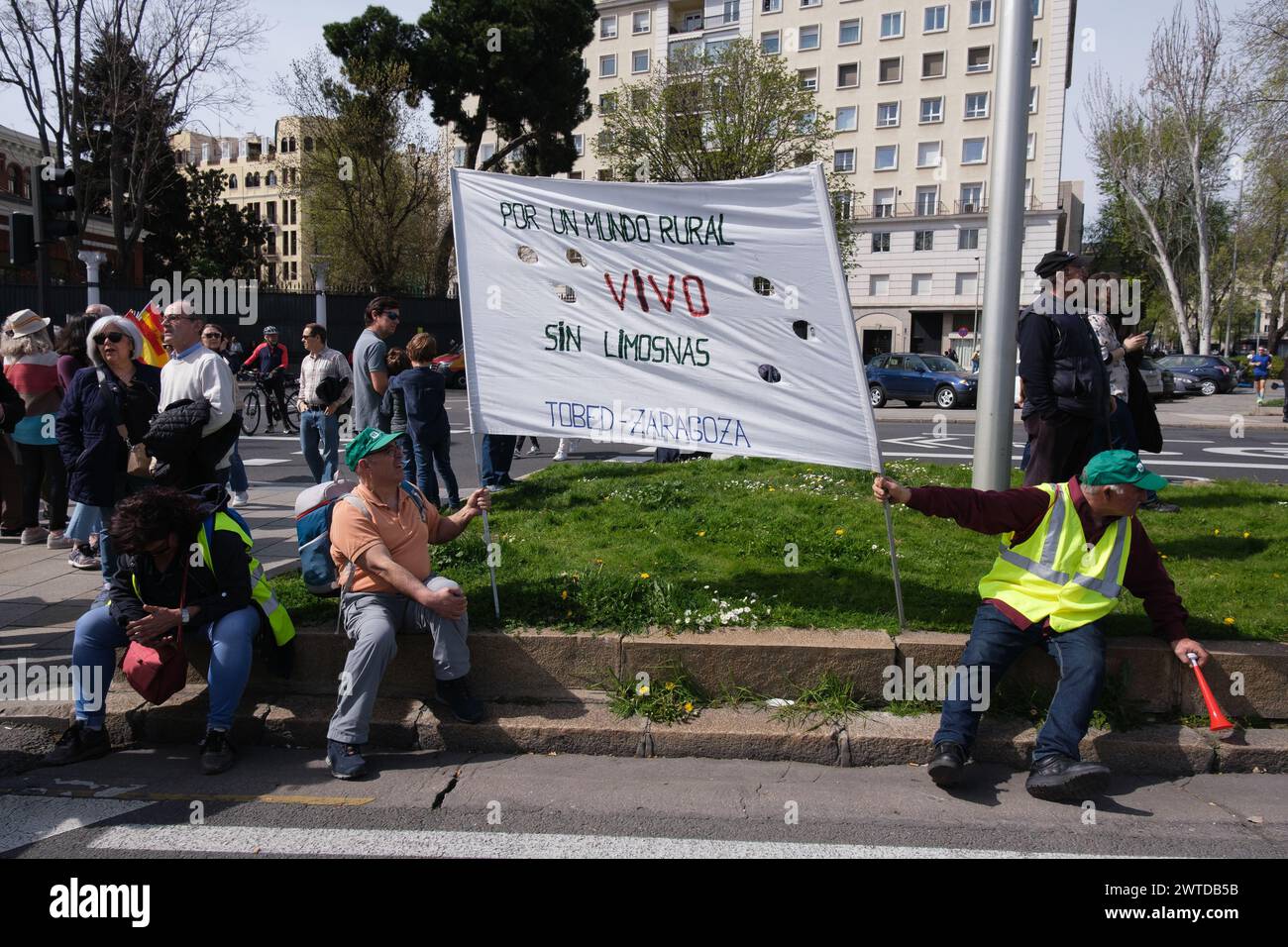 Diversi trattori durante una protesta da parte di agricoltori e allevatori per chiedere miglioramenti nel settore rurale nel centro di Madrid, il 17 marzo 2024. Foto Stock